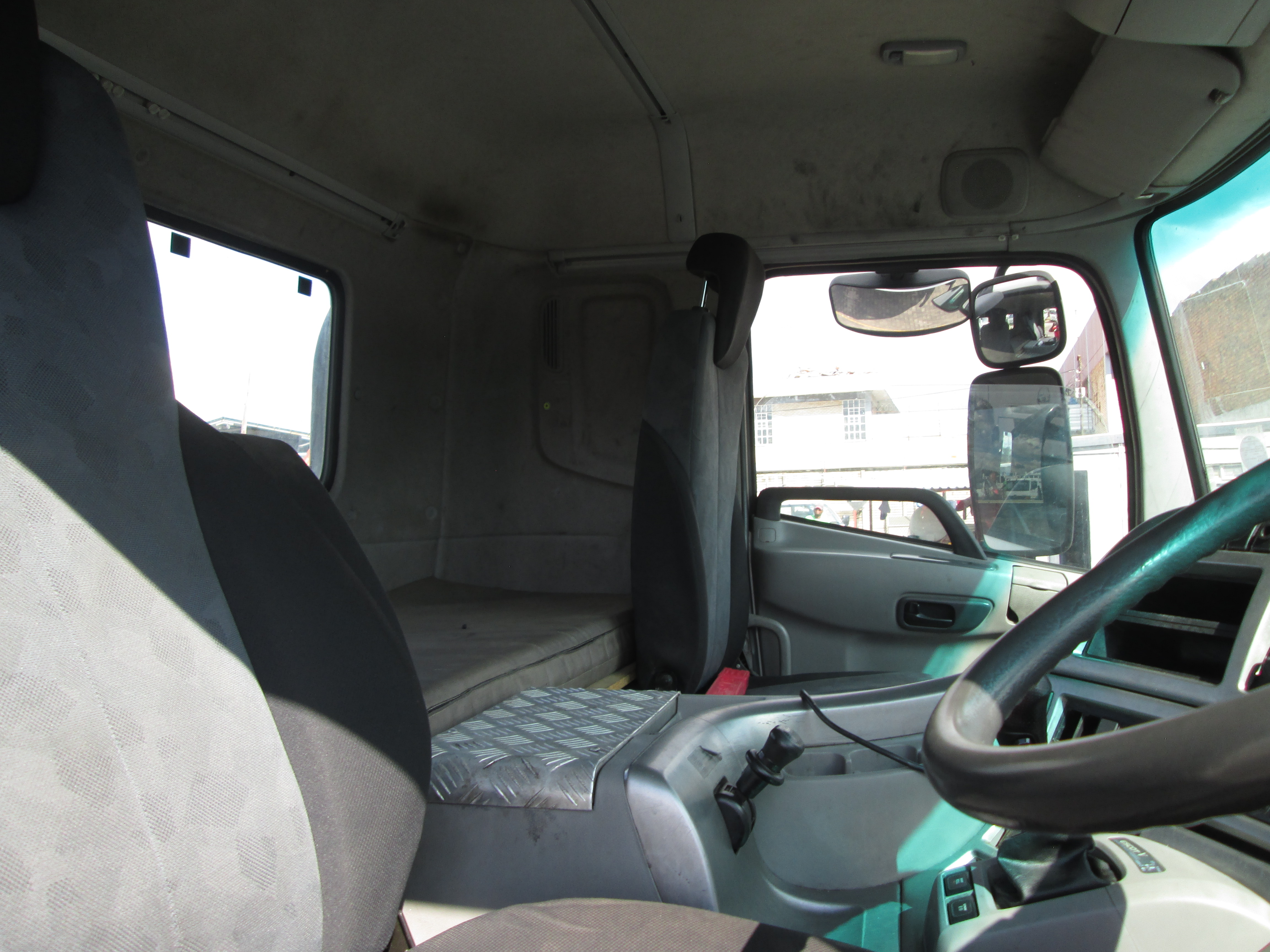 2018 UD QUON GW26-450 TRUCK TRACTOR 406503KM - Image 10