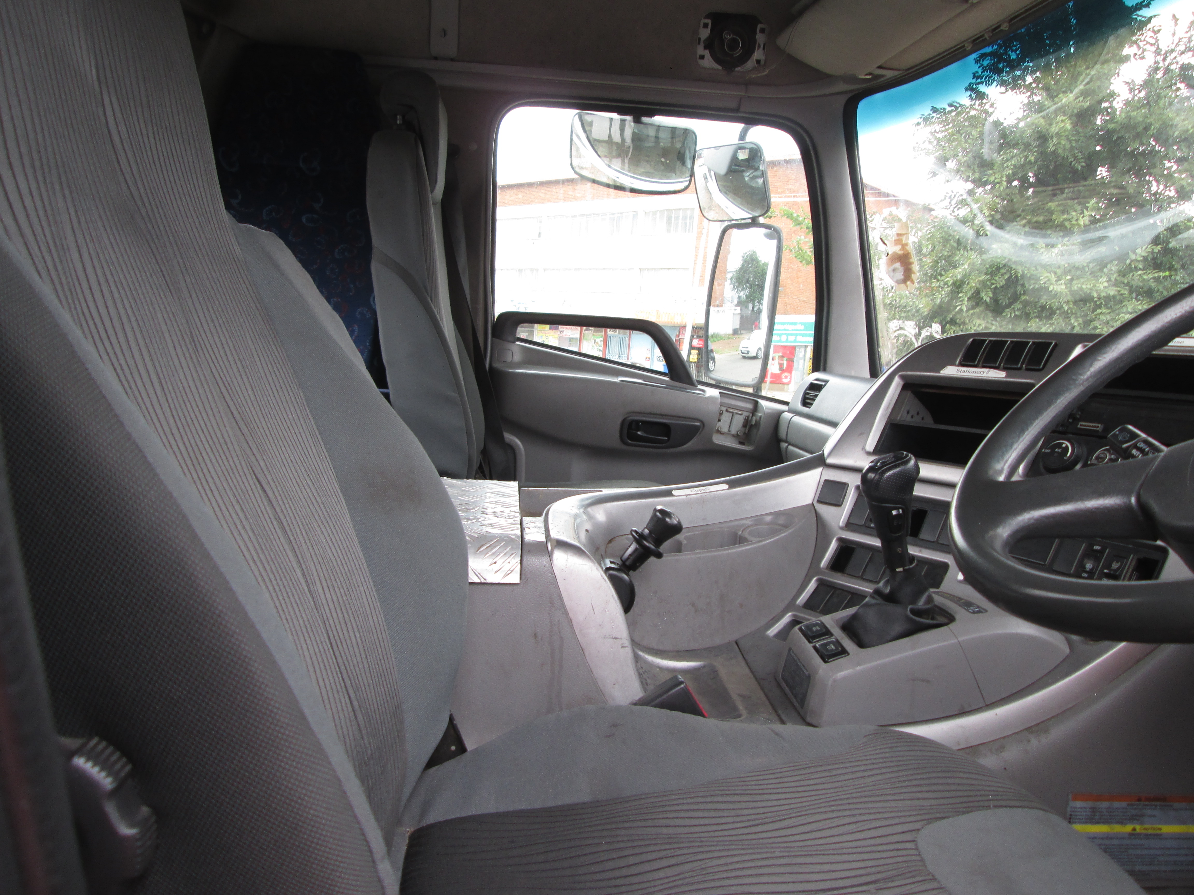 2015 UD QUON GW26-450 TRUCK TRACTOR 265967KM - Image 17