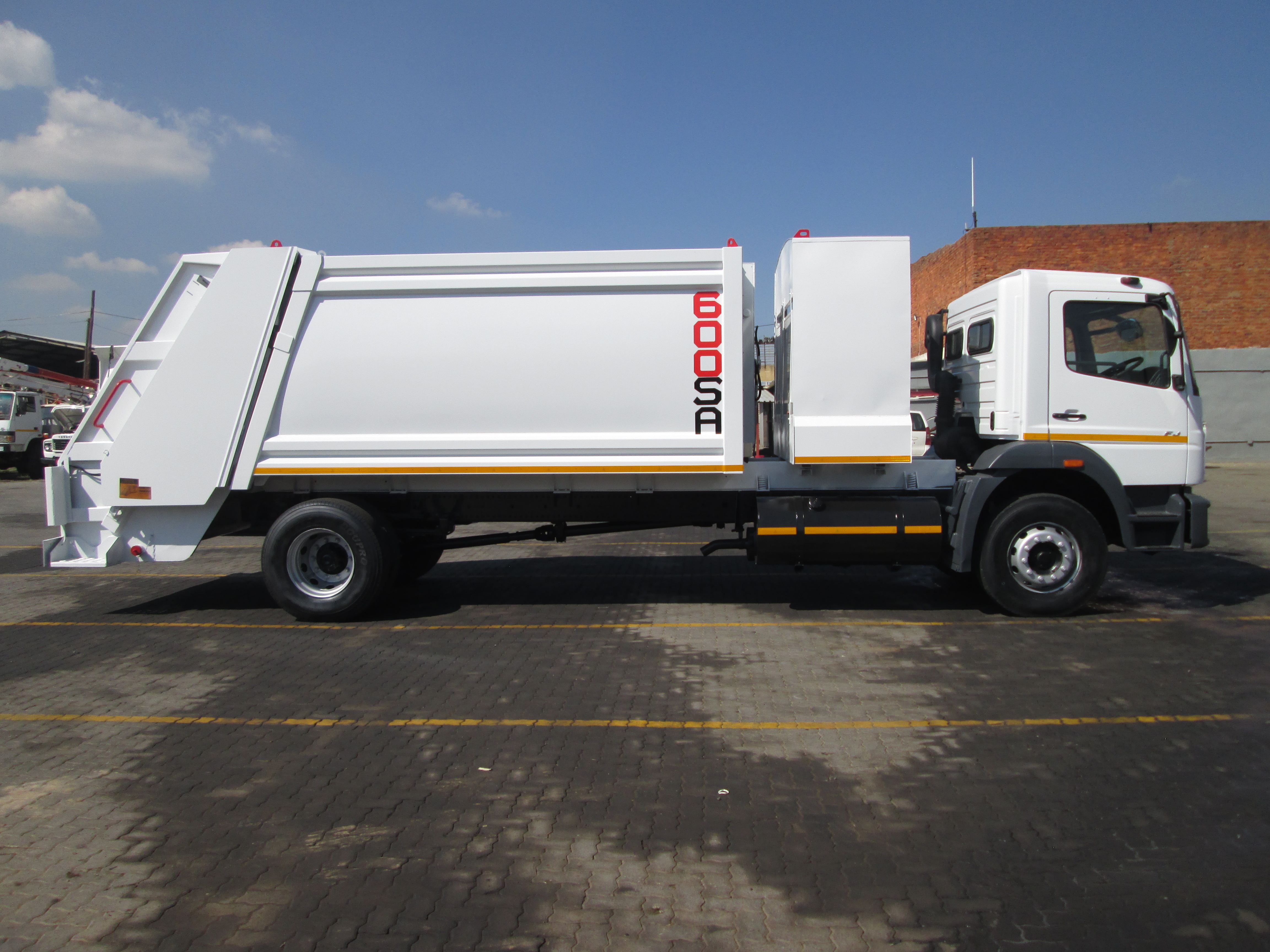 2018 FUSO FJ16-230 13CUBE COMPACTOR - Image 8