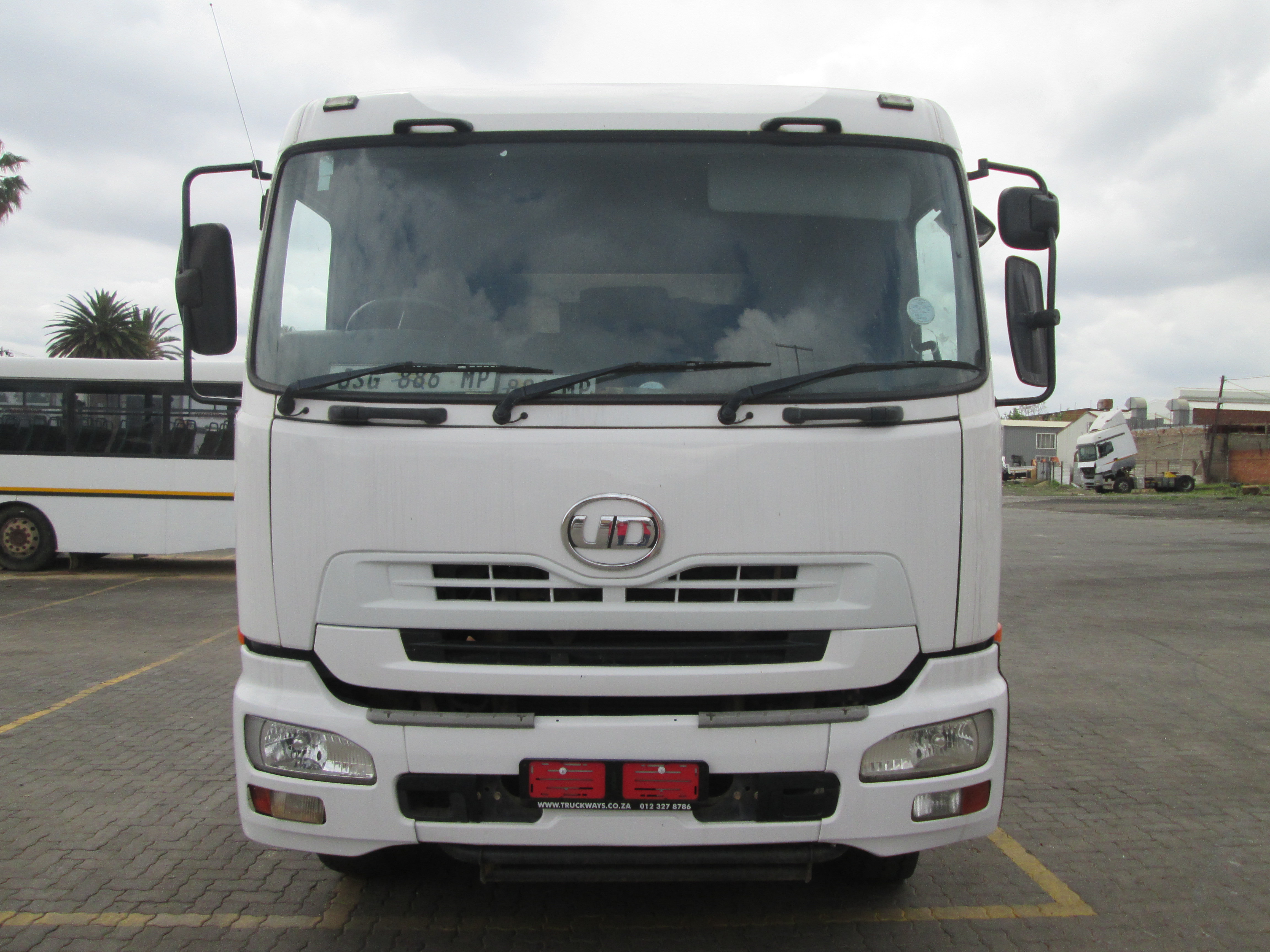 2019 UD QUON GW26-450 TRUCK TRACTOR 190585KM - Image 2