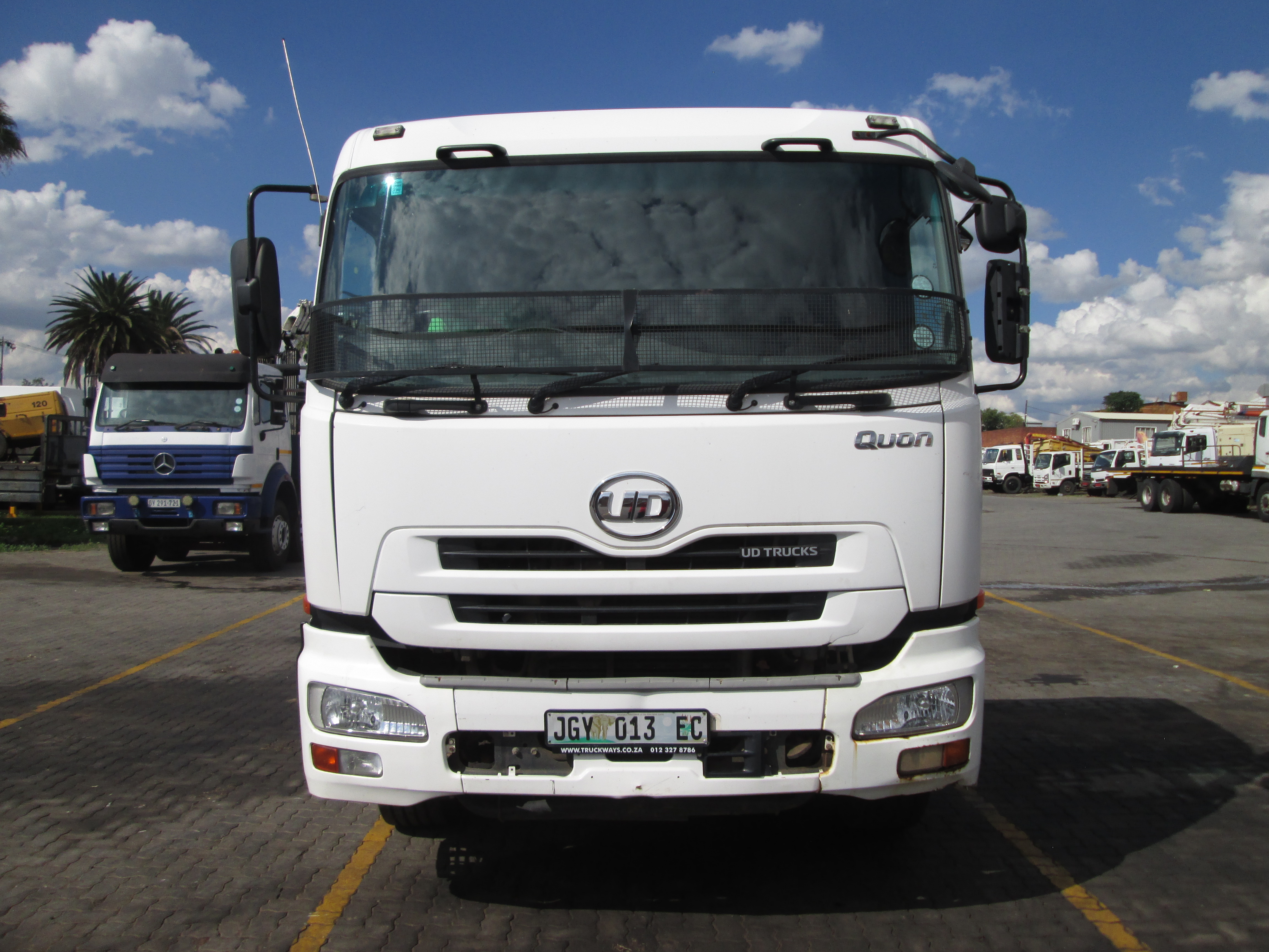 2018 UD QUON GW26-450 TRUCK TRACTOR 286211KM - Image 2
