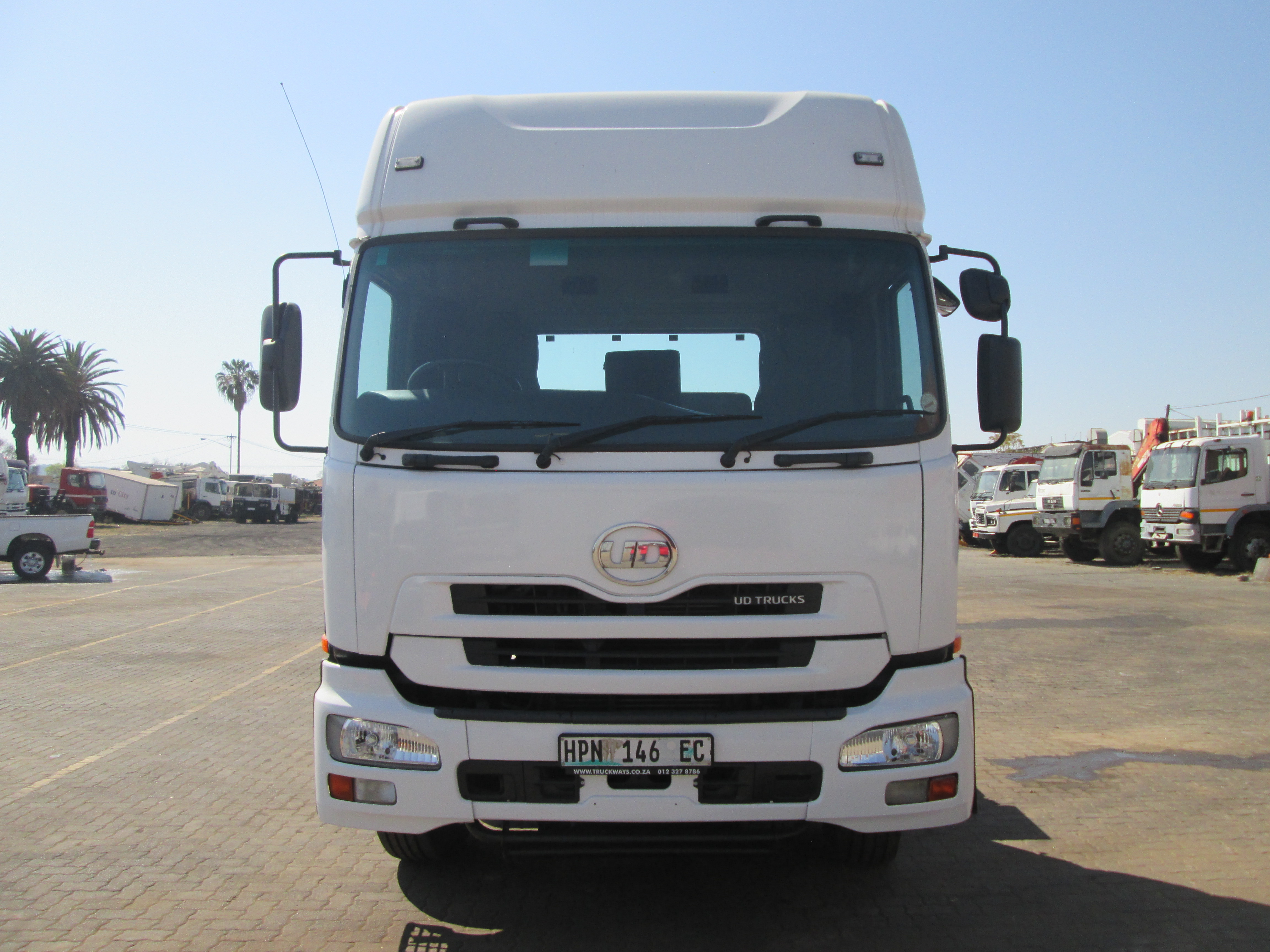 2015 UD QUON GW26-450 TRUCK TRACTOR 359828KM - Image 2