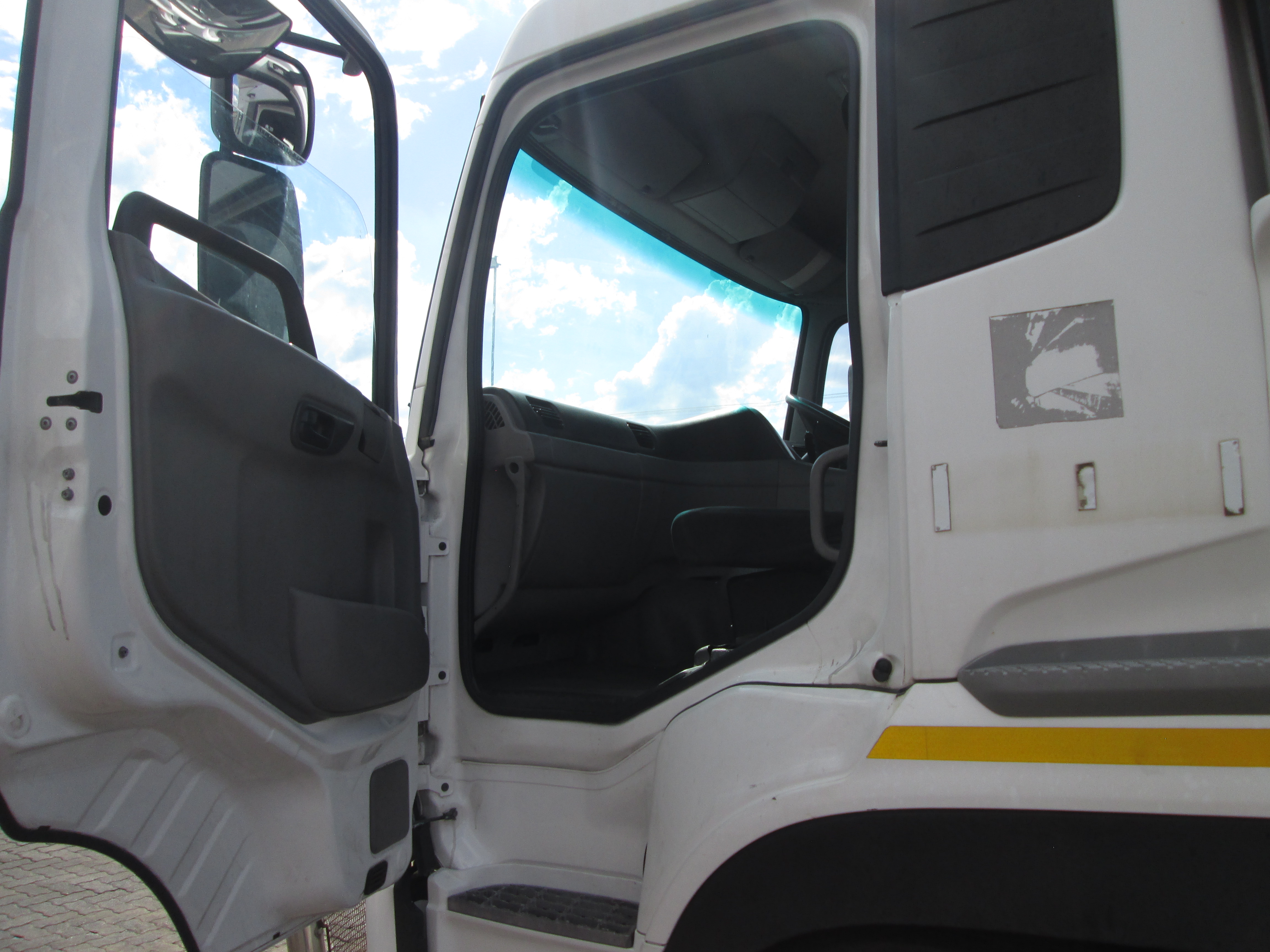 2018 UD QUON GW26-450 TRUCK TRACTOR 406503KM - Image 13
