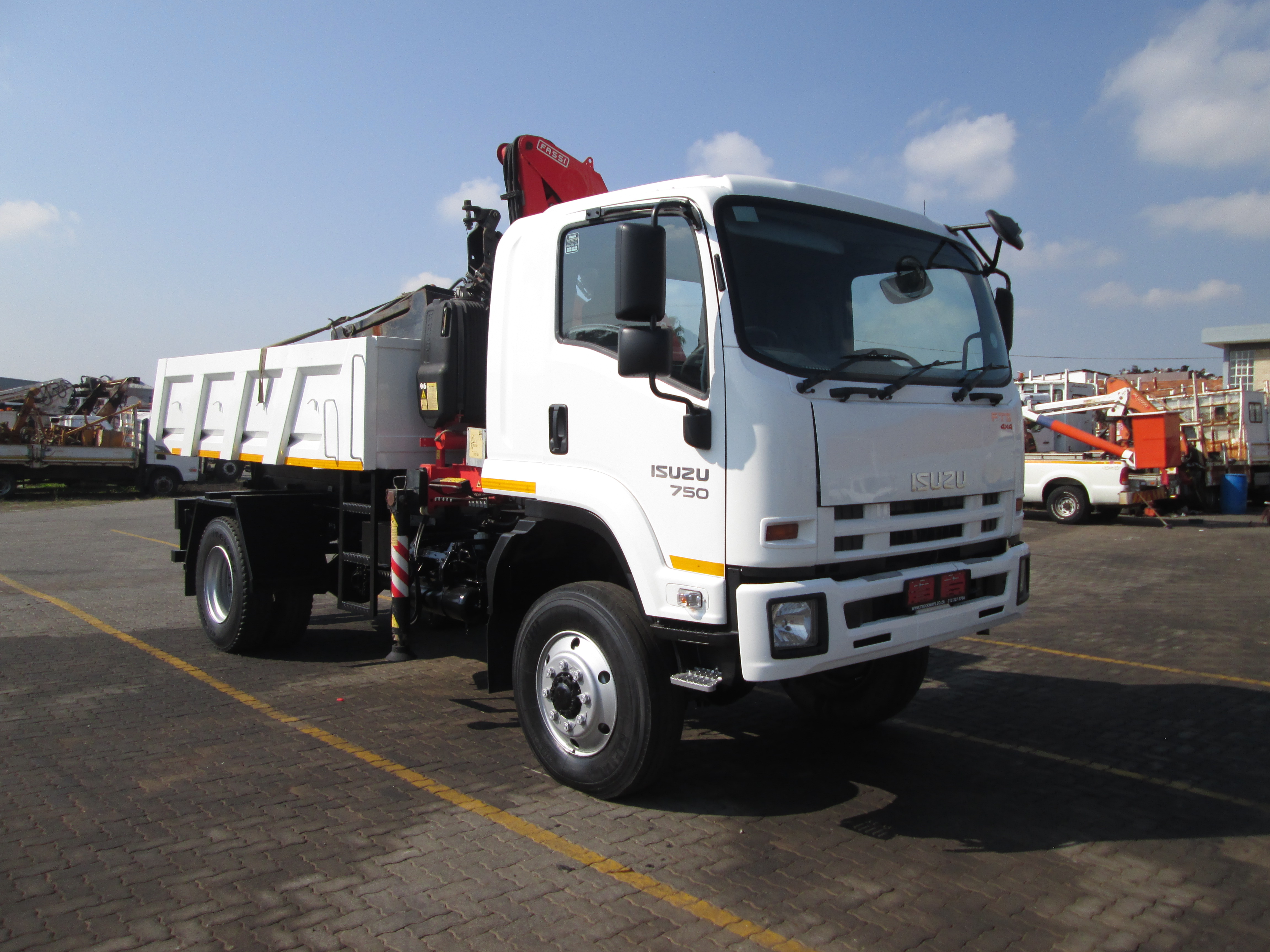 2014 ISUZU FTS750 4X4 5CUBE TIPPER DROPSIDE WITH FASSI F65 CRANE - 188628KM