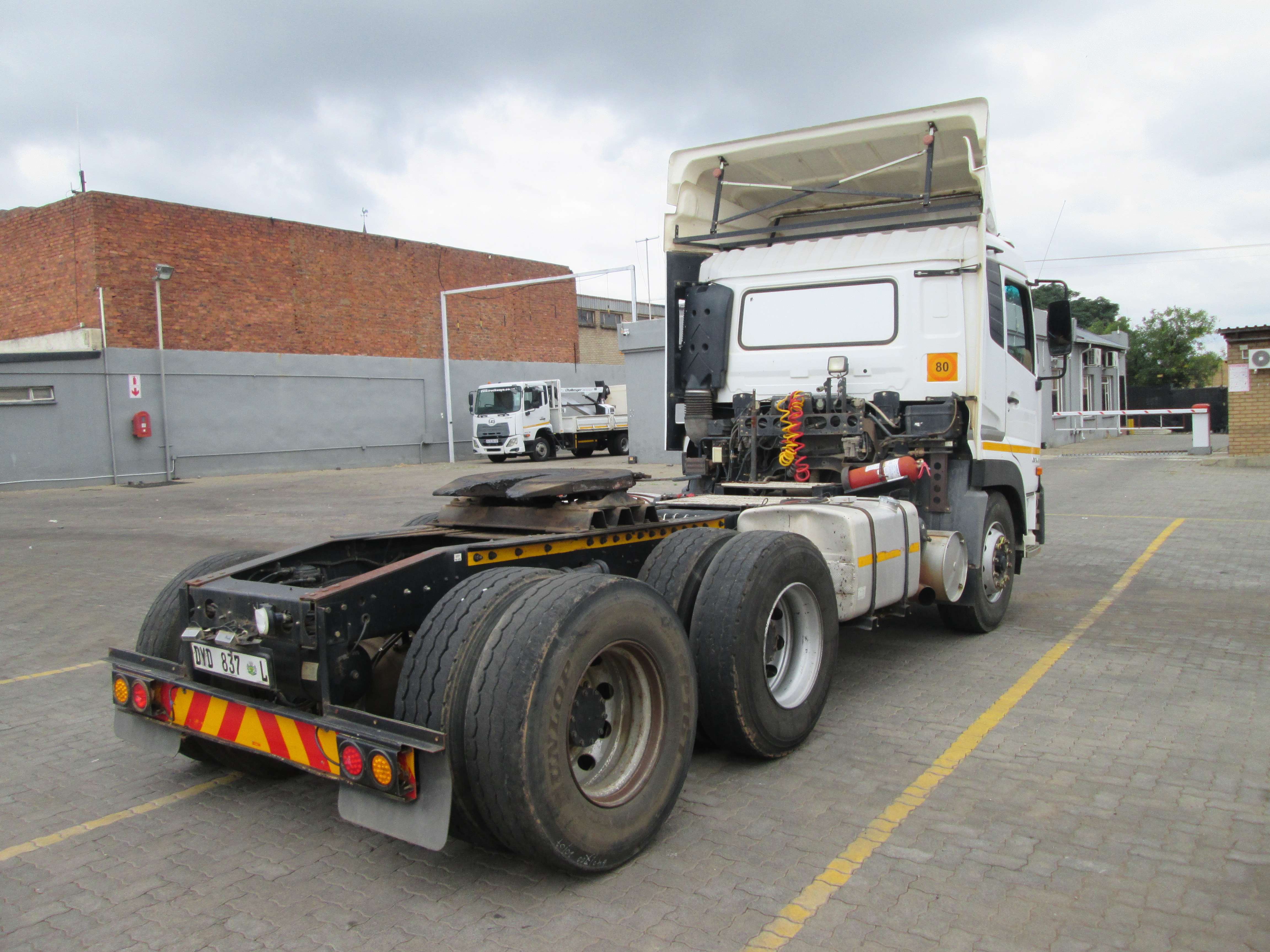 2018 UD QUON GW26-450 TRUCK TRACTOR 304005KM - Image 7