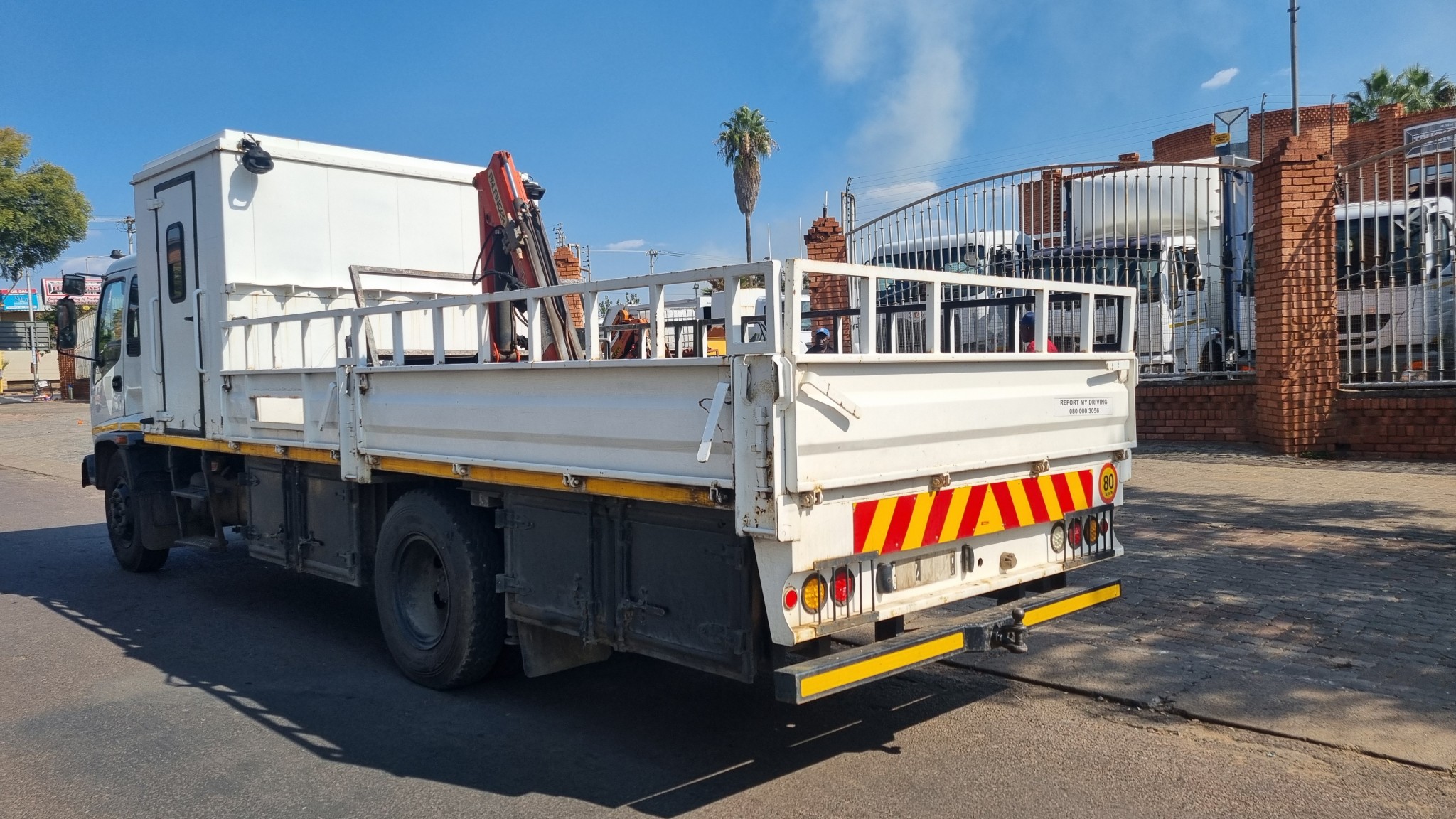 2009 ISUZU FSR700 8TON DROPSIDE, CREW CAB WITH PC1500 CANE - Image 5