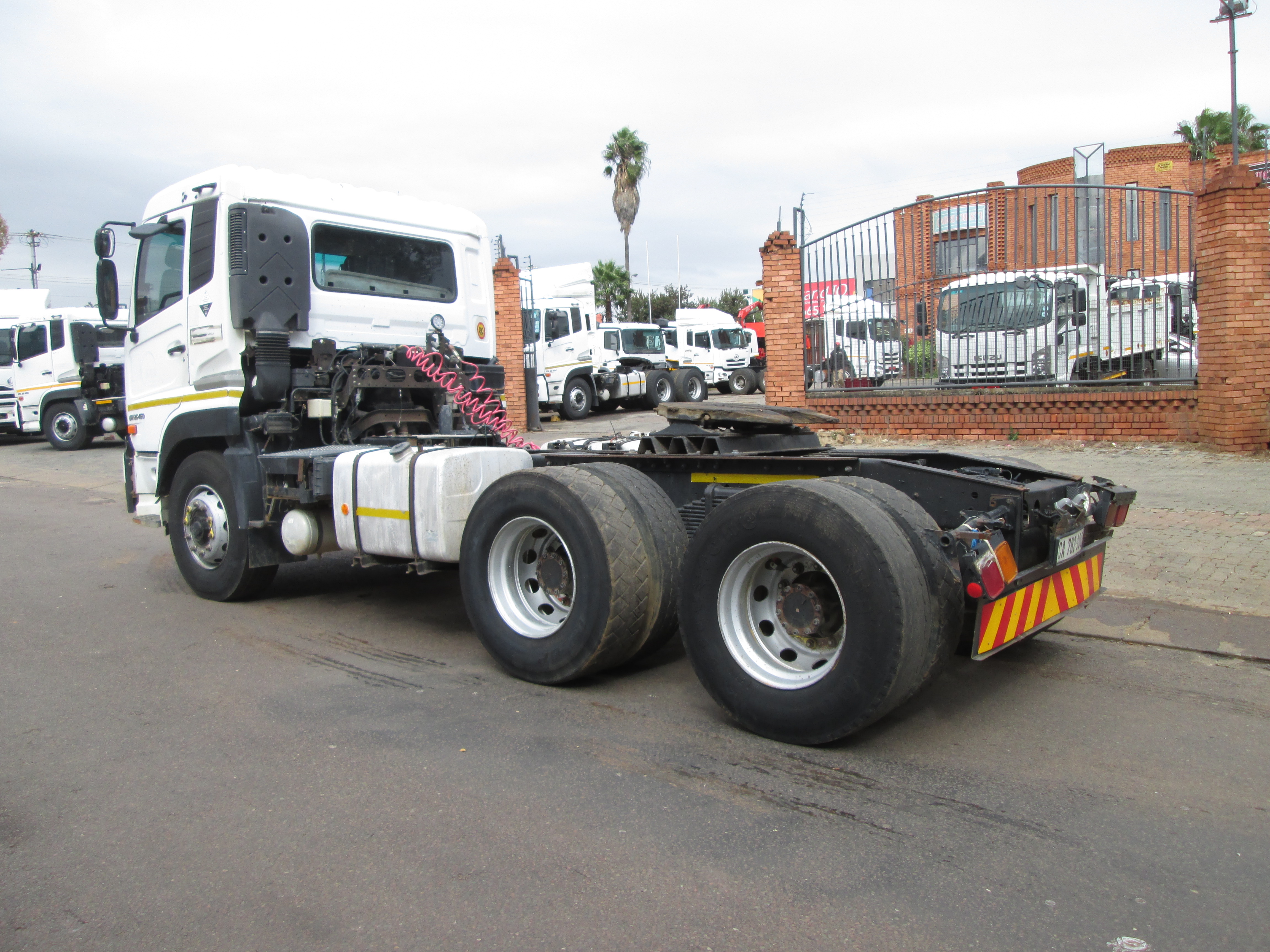 2015 UD QUON GW26-450 TRUCK TRACTOR 263383KM - Image 5