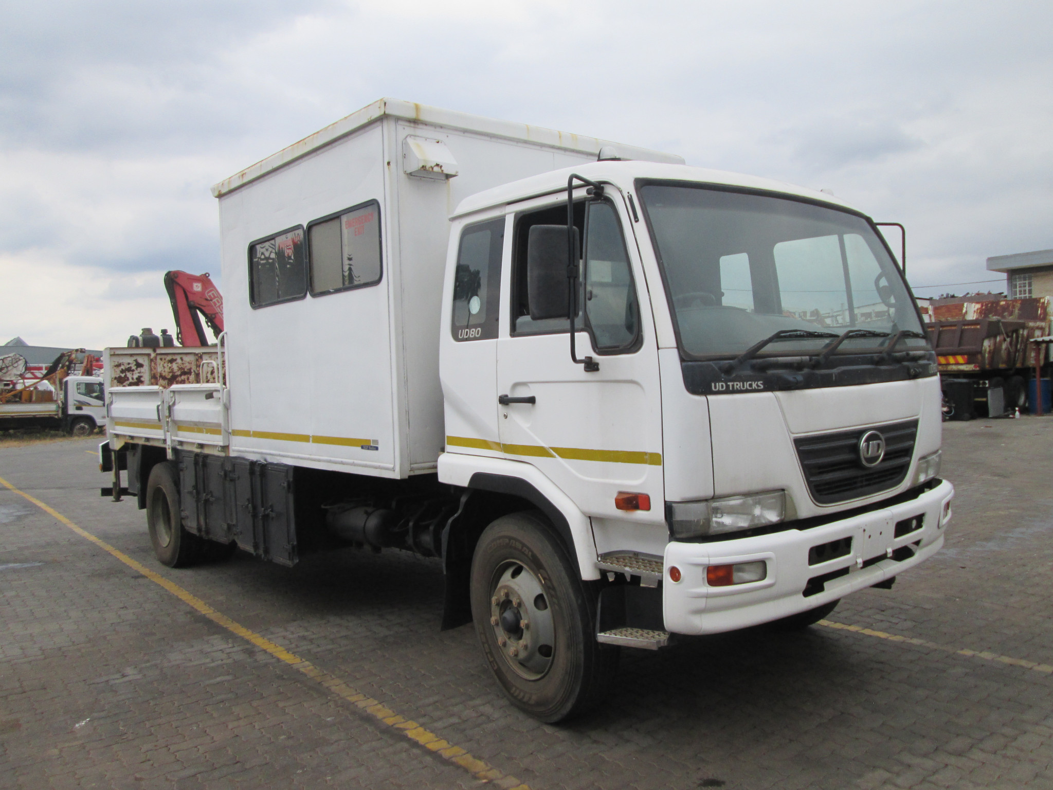 2011 UD TRUCK UD80 8TON DROPSIDE WITH FASSI F65 CRANE & CREWCAB - Image 17