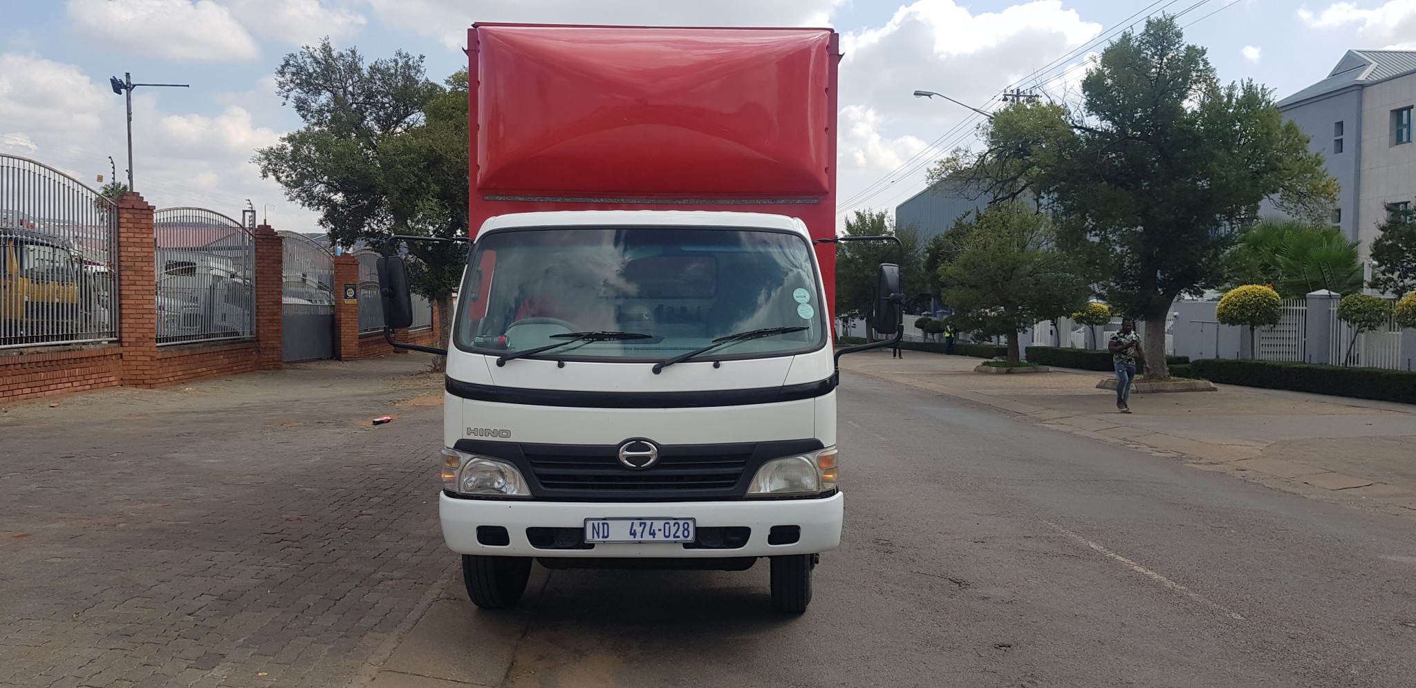 2011 HINO 915 4TON CLOSED BODY TRUCK  - Image 2