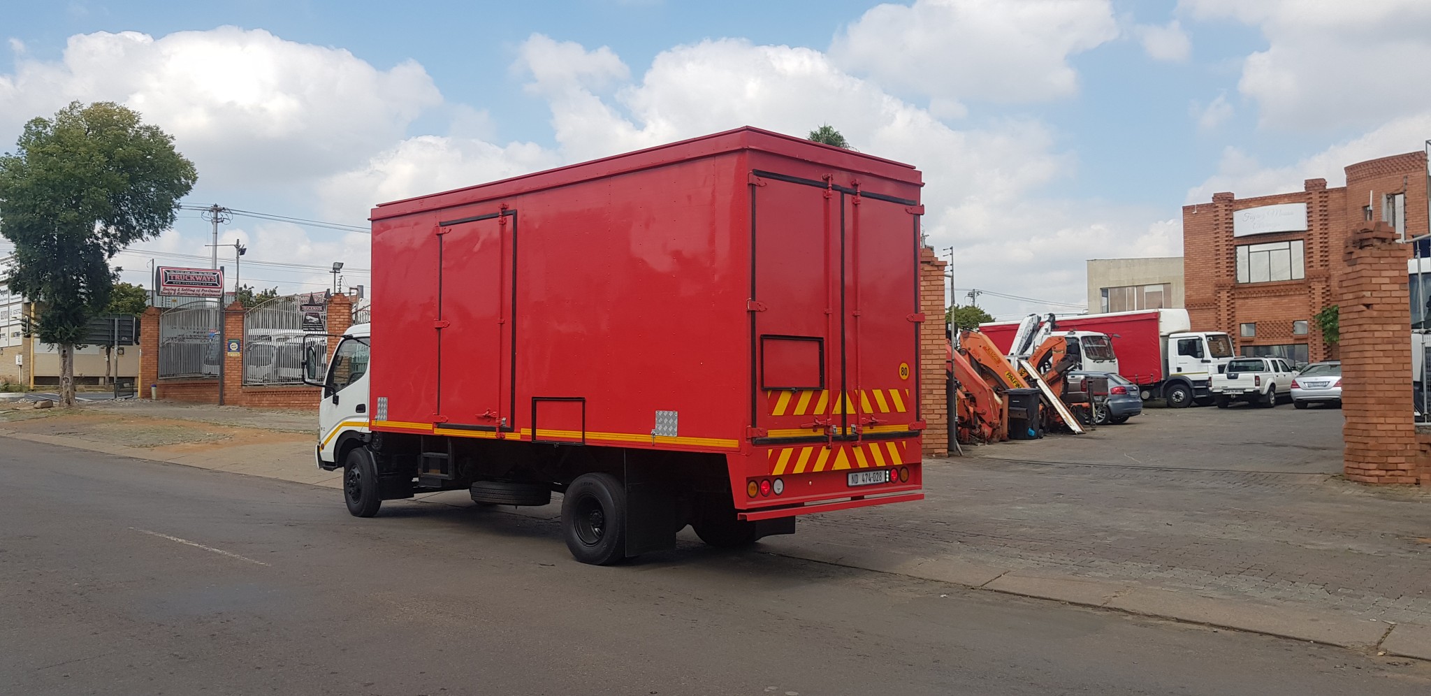 2011 HINO 915 4TON CLOSED BODY TRUCK  - Image 5