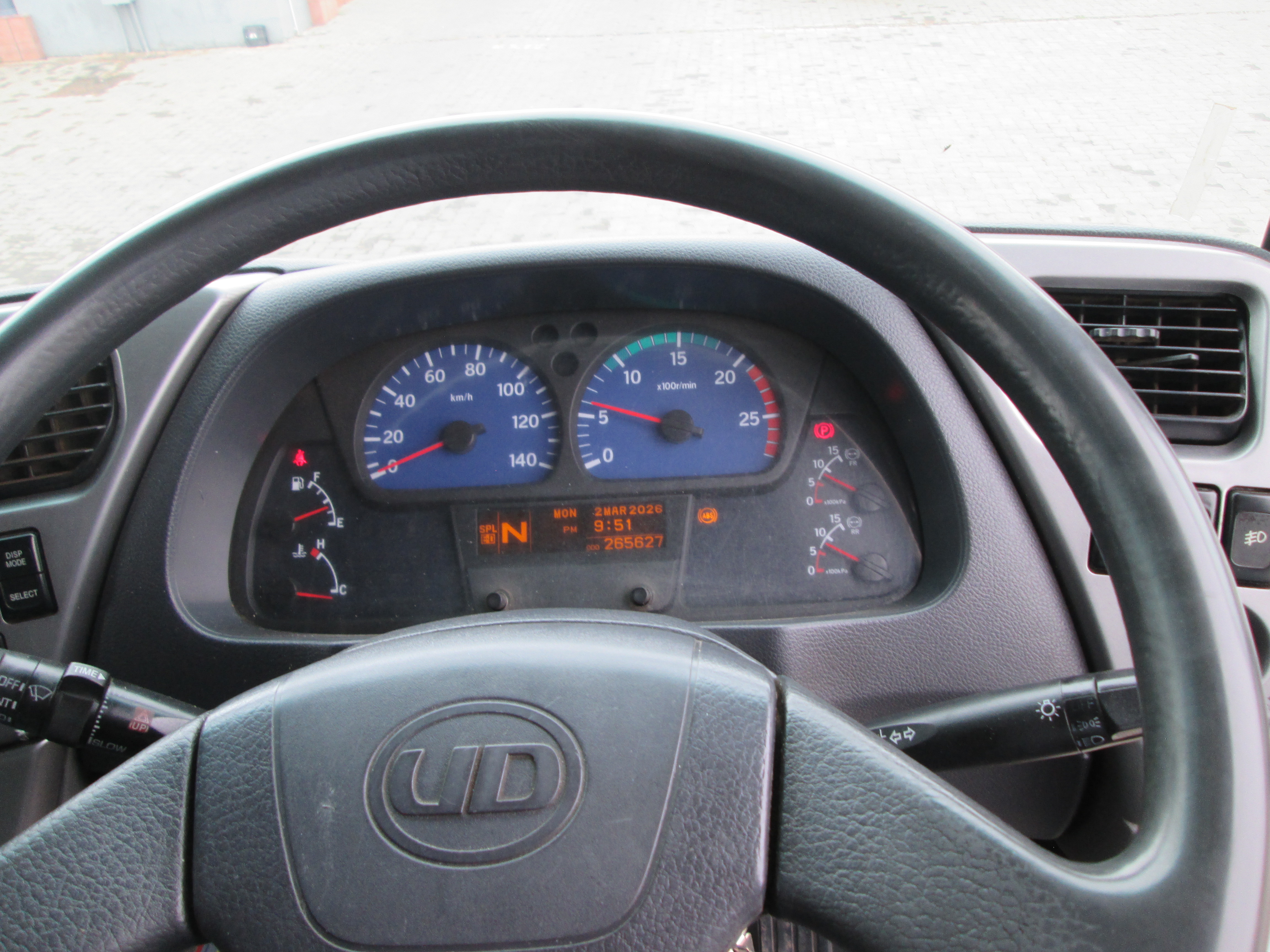 2018 UD QUON GW26-450 TRUCK TRACTOR 265596KM - Image 12