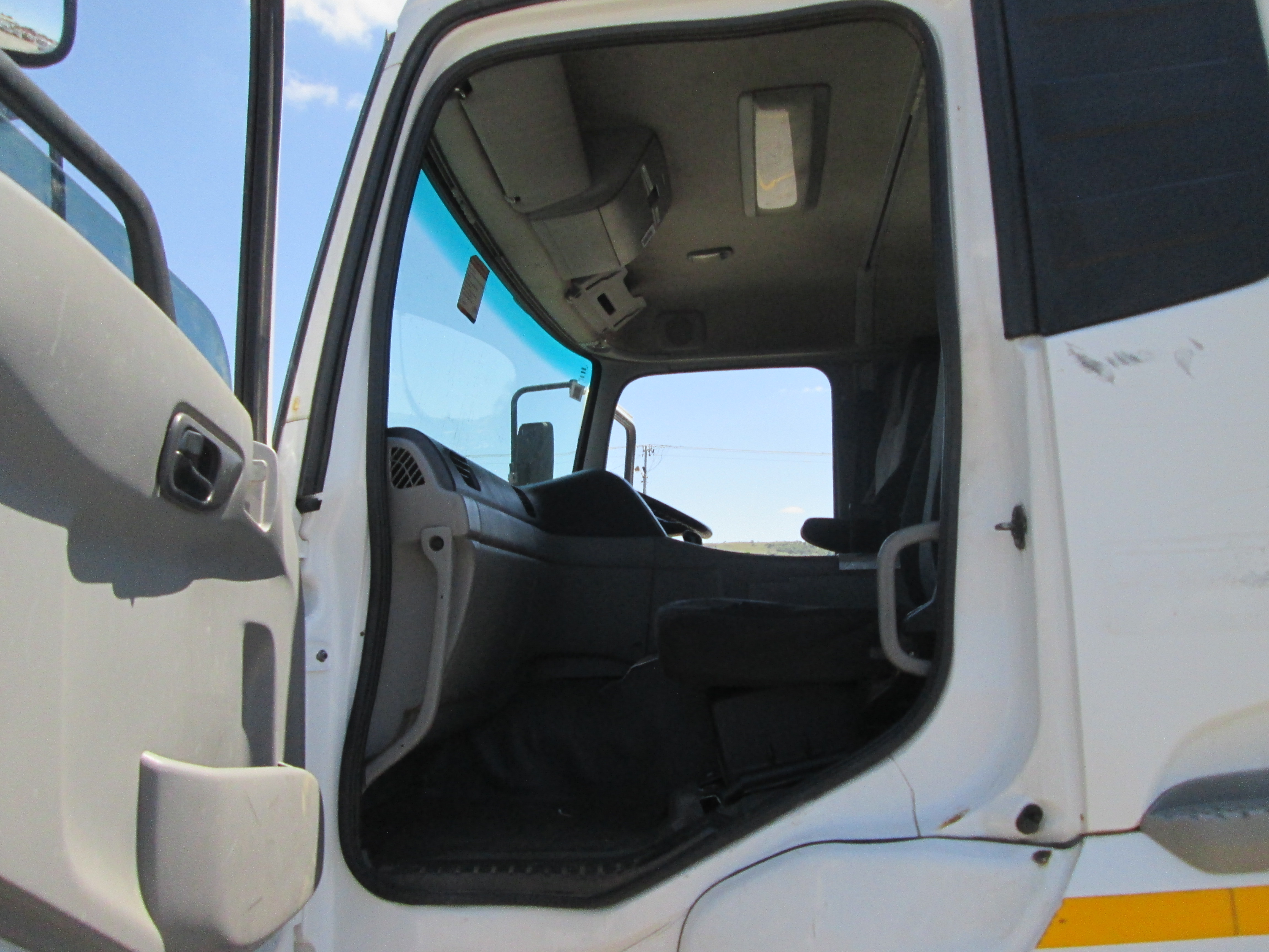 2015 UD QUON GW26-450 TRUCK TRACTOR 275737KM - Image 12