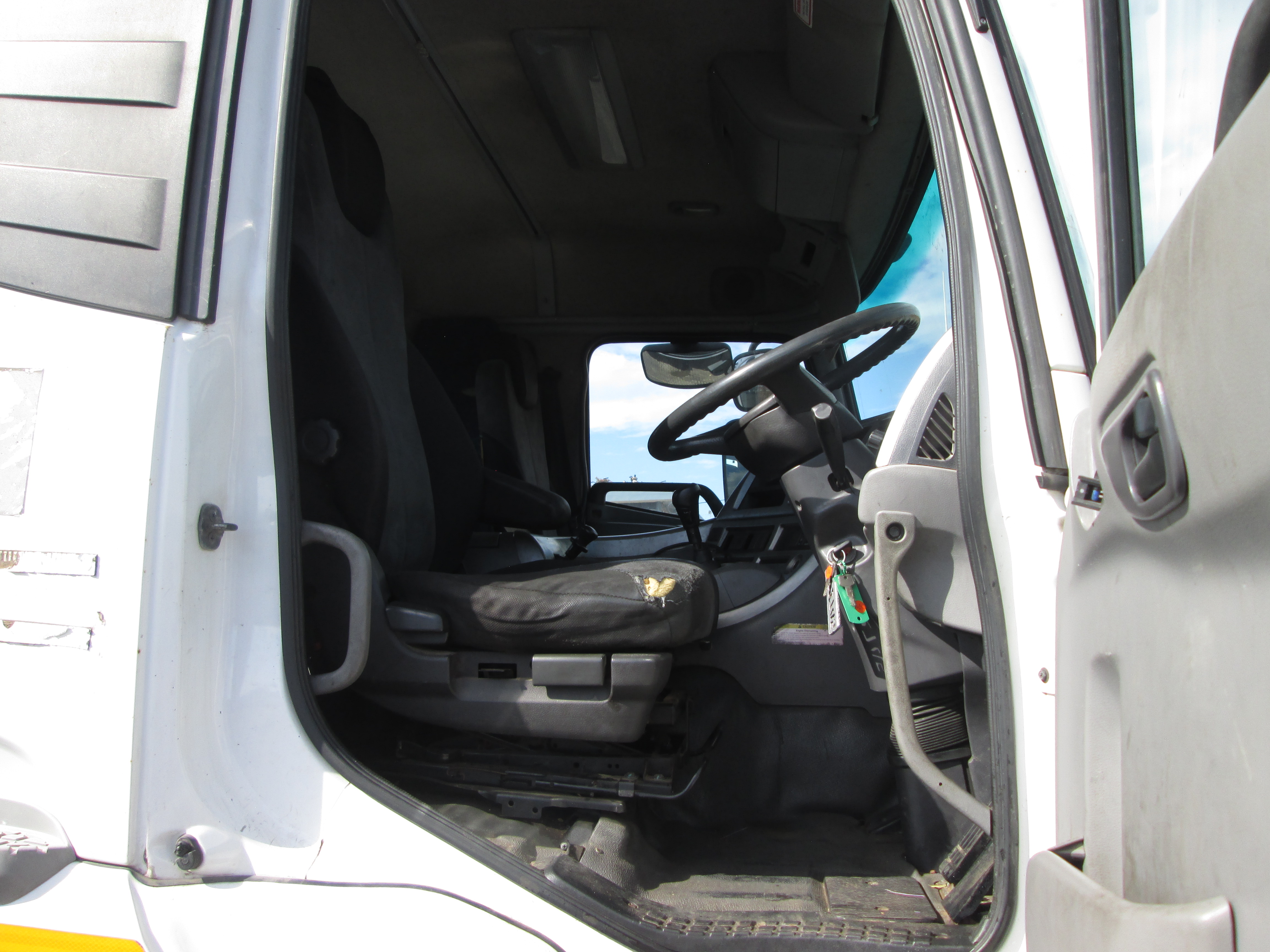 2015 UD QUON GW26-450 TRUCK TRACTOR 294538KM - Image 10
