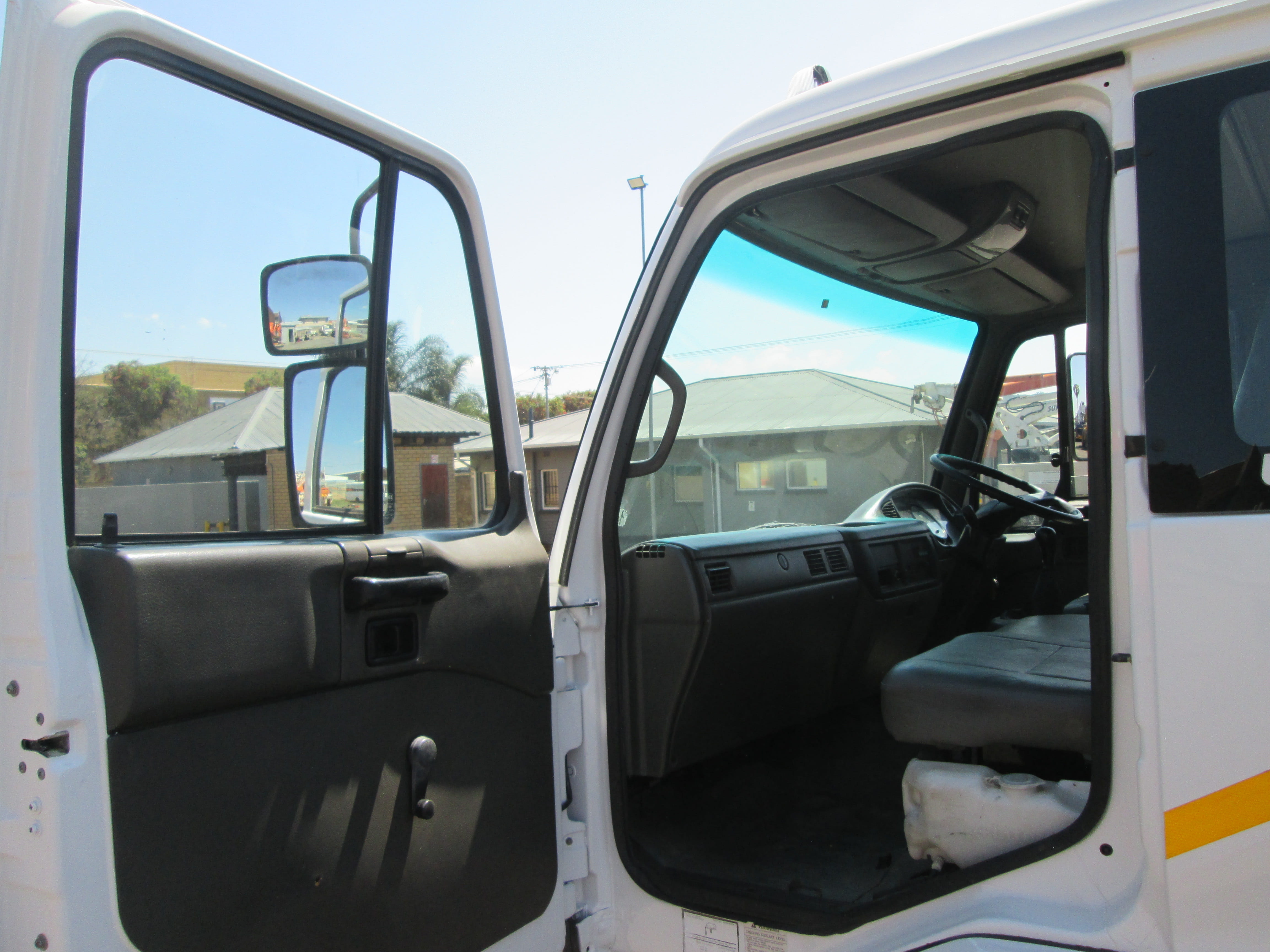 2004 UD60 6TON DROPSIDE WITH CAB MOUNT BONFIGLIOLI P,7200L 20039KM - Image 13