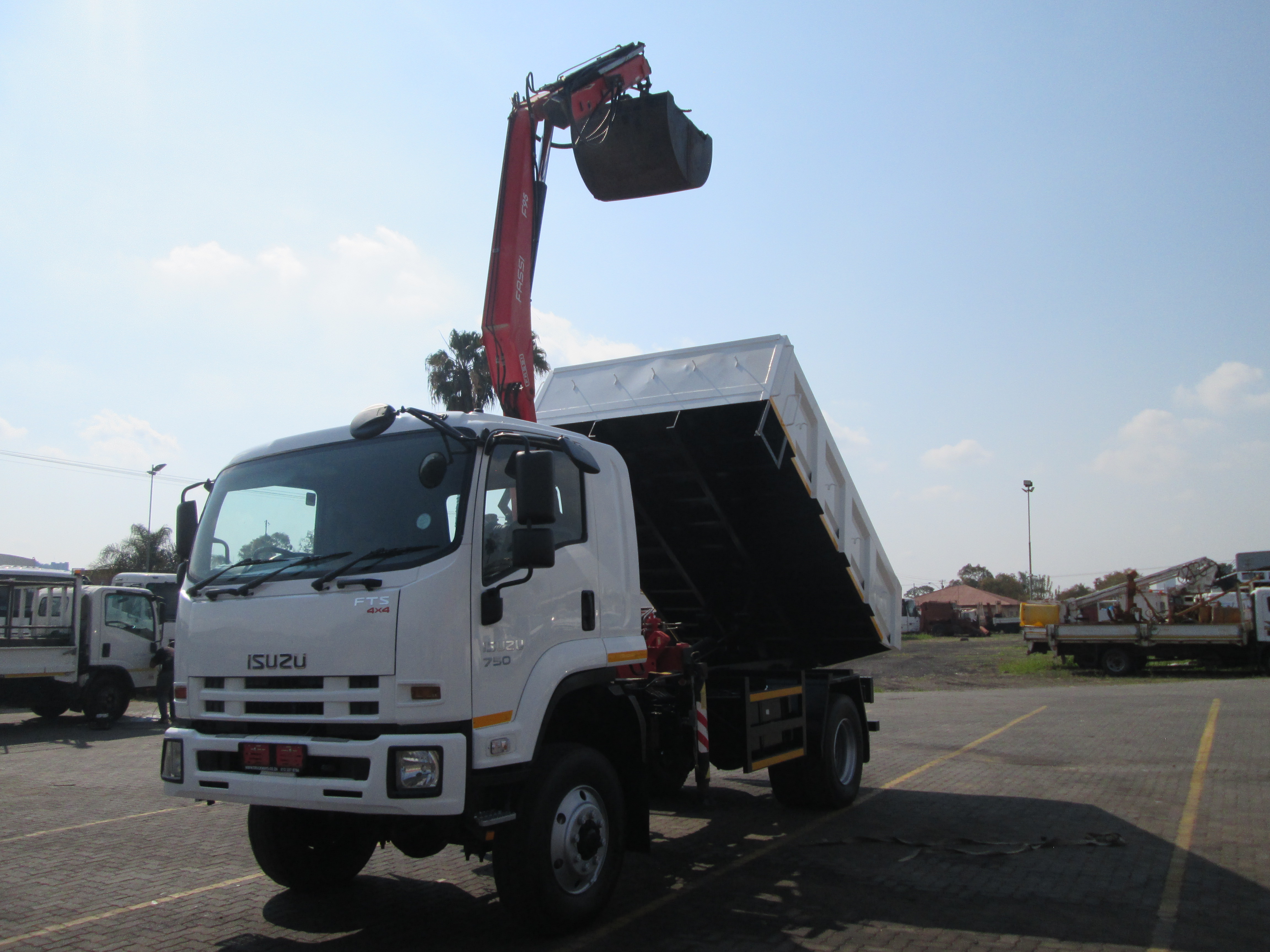 2014 ISUZU FTS750 4X4 5CUBE TIPPER DROPSIDE WITH FASSI F65 CRANE - 188628KM - Image 19