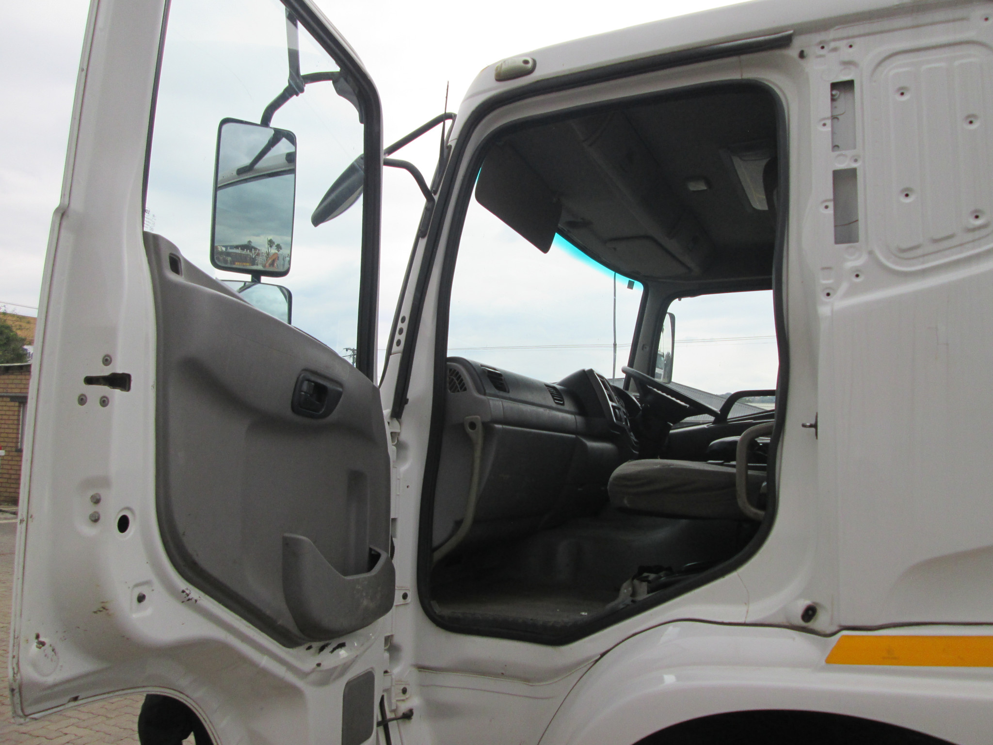 2017 UD PKE250 CRONER 8TON DROPSIDE WITH HIAB X CL 8-1 - Image 9