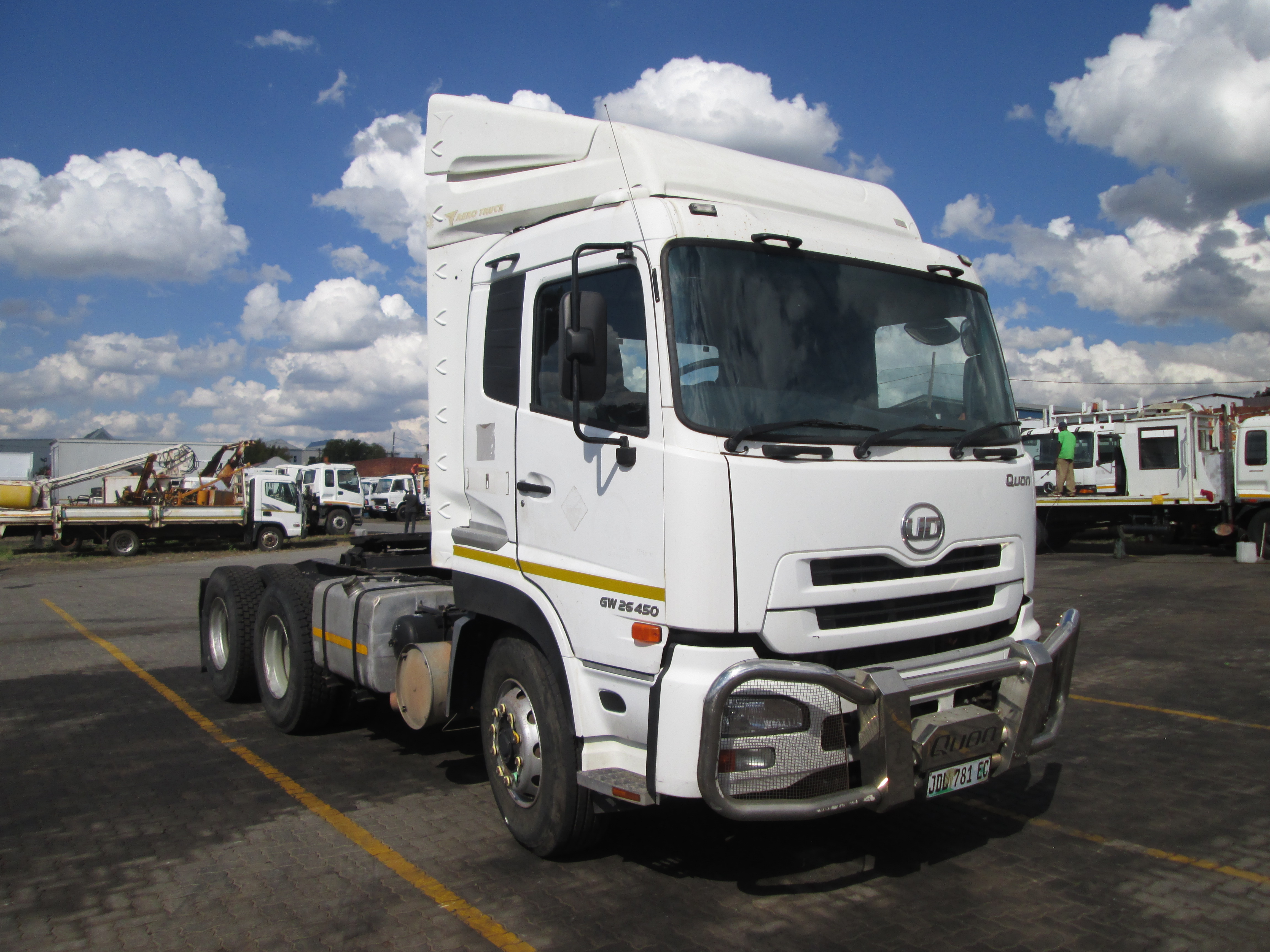 2018 UD QUON GW26-450 TRUCK TRACTOR 406503KM - Image 1