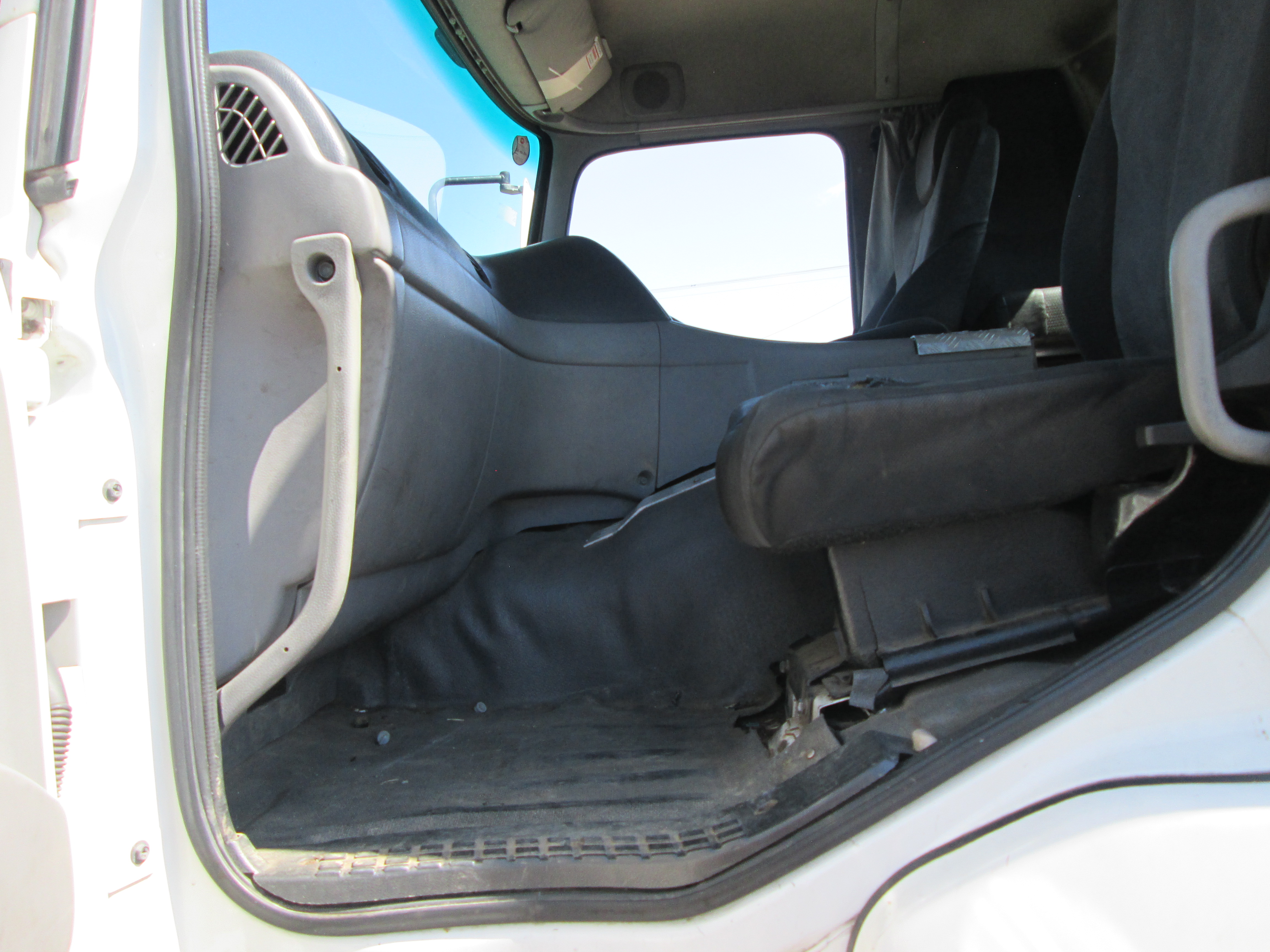 2015 UD QUON GW26-450 TRUCK TRACTOR 309996 KM - Image 12