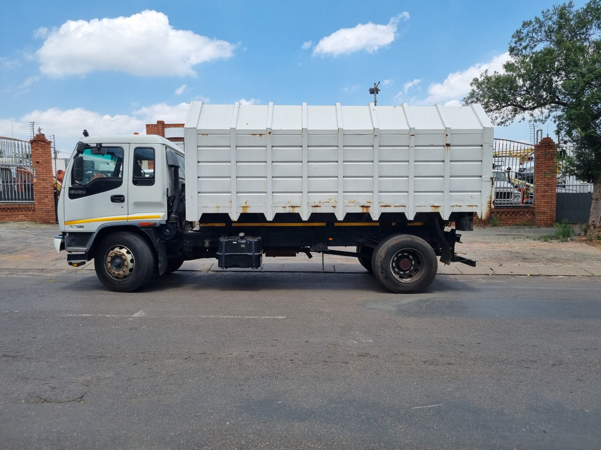 2008 ISUZU FTR800 8TON CLOSED BODY TIPPER - Image 5