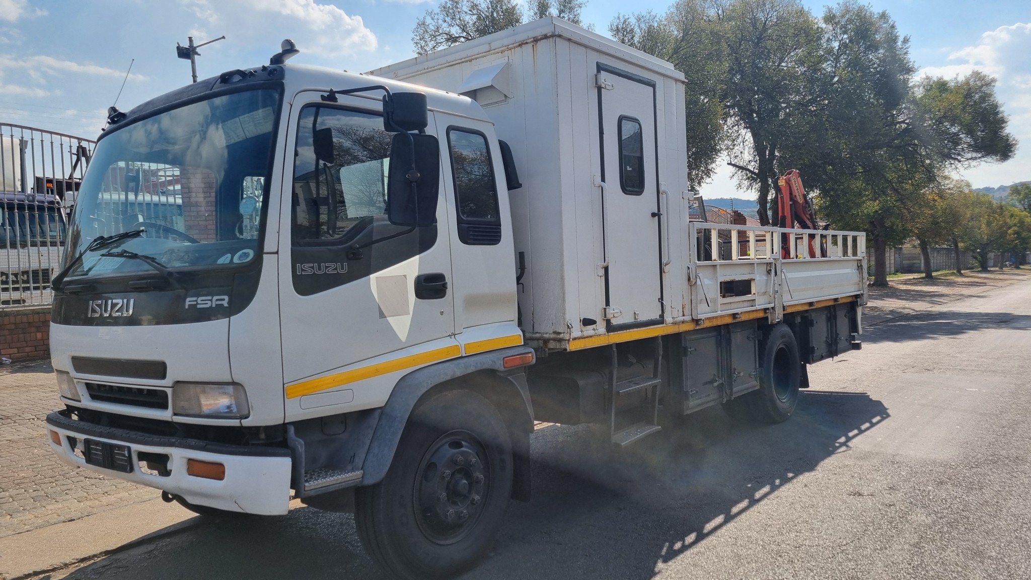 2009 ISUZU FSR700 8TON DROPSIDE, CREW CAB WITH PC1500 CANE - Image 3