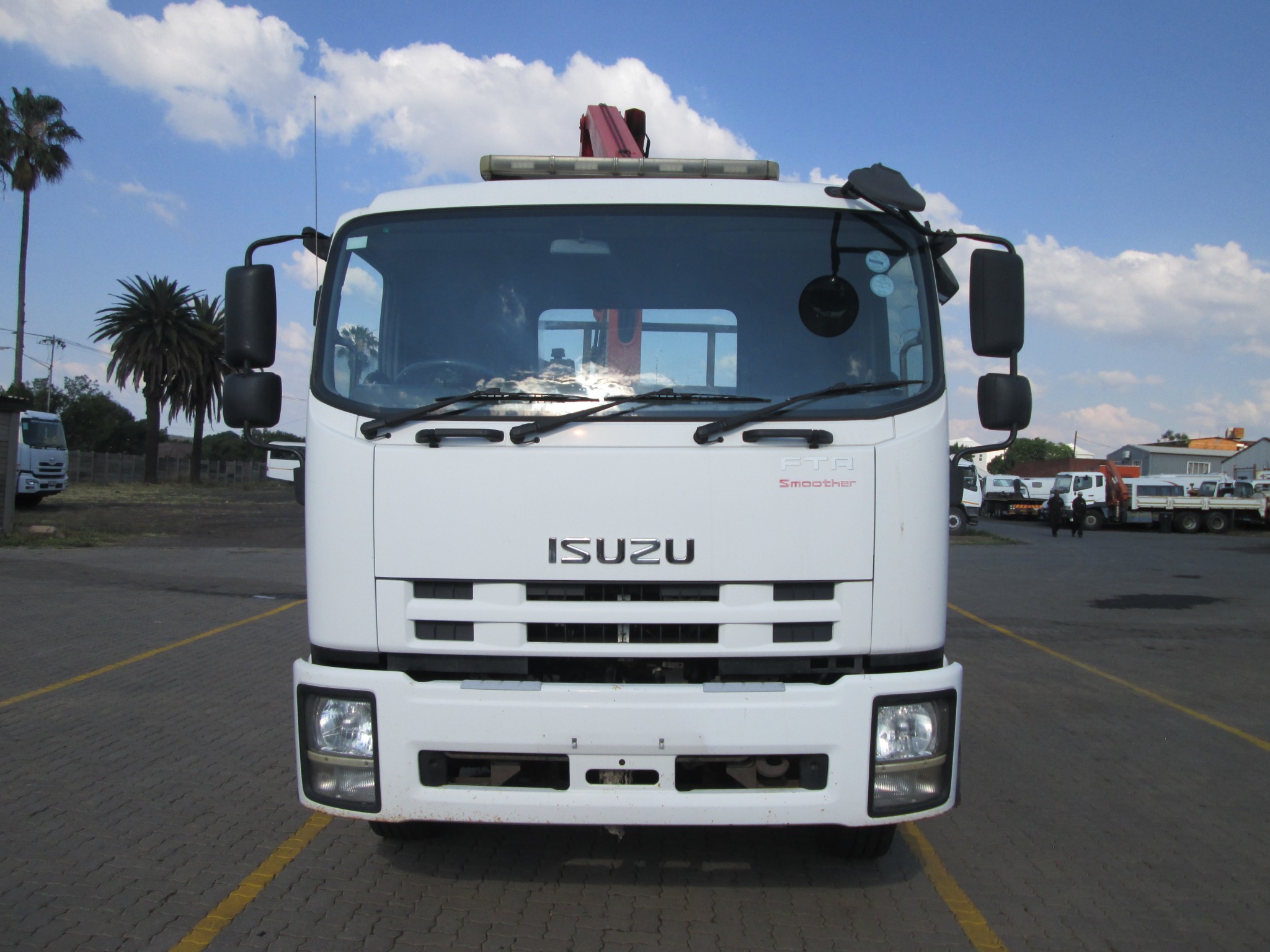 2014 ISUZU FTR850 5CUBE TIPPER DROPSIDE BODY WITH FASSI F80 CRANE AND GRAB - Image 2