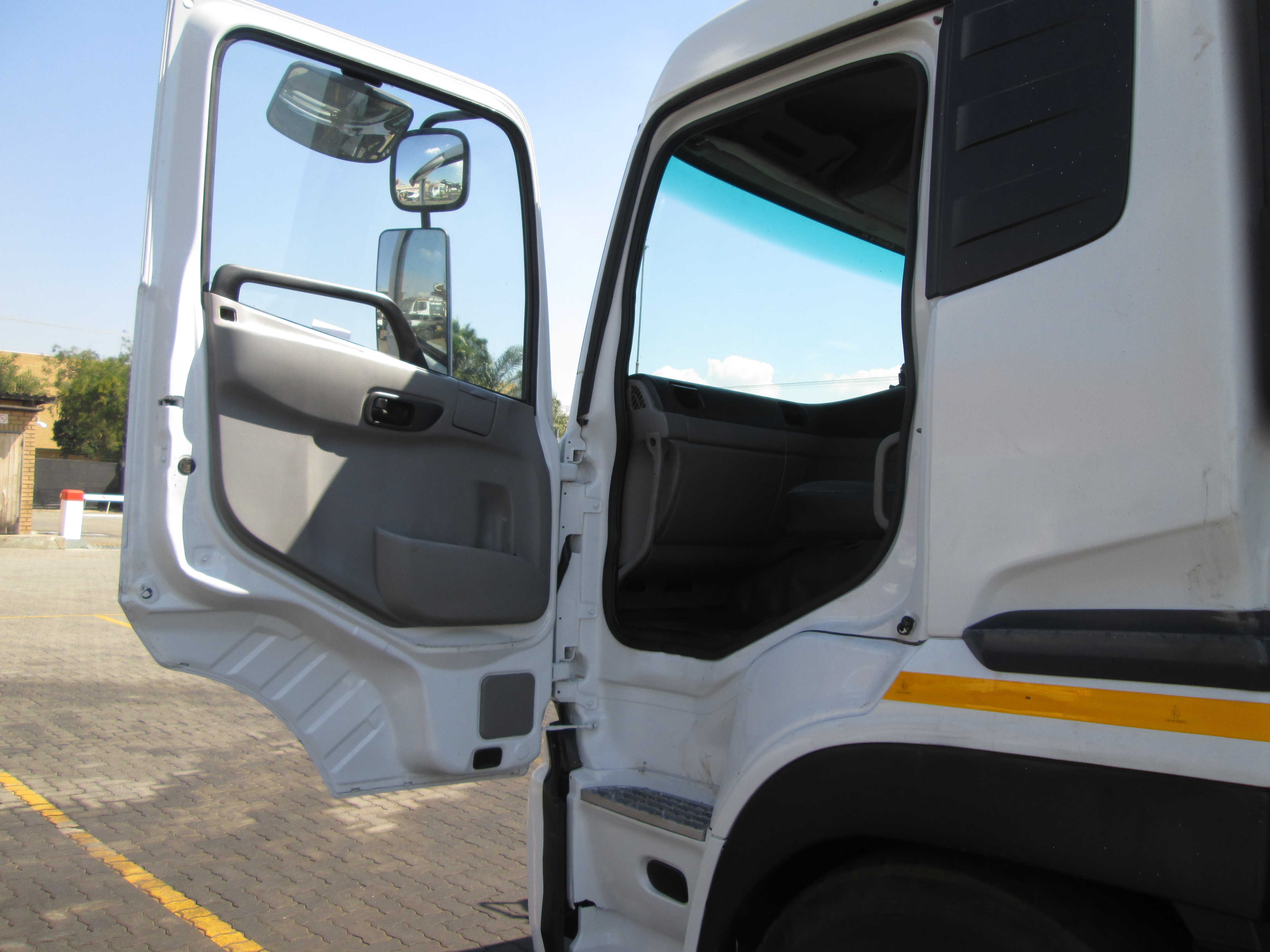 2015 UD QUON GW26-450 10CUBE TIPPER - Image 12