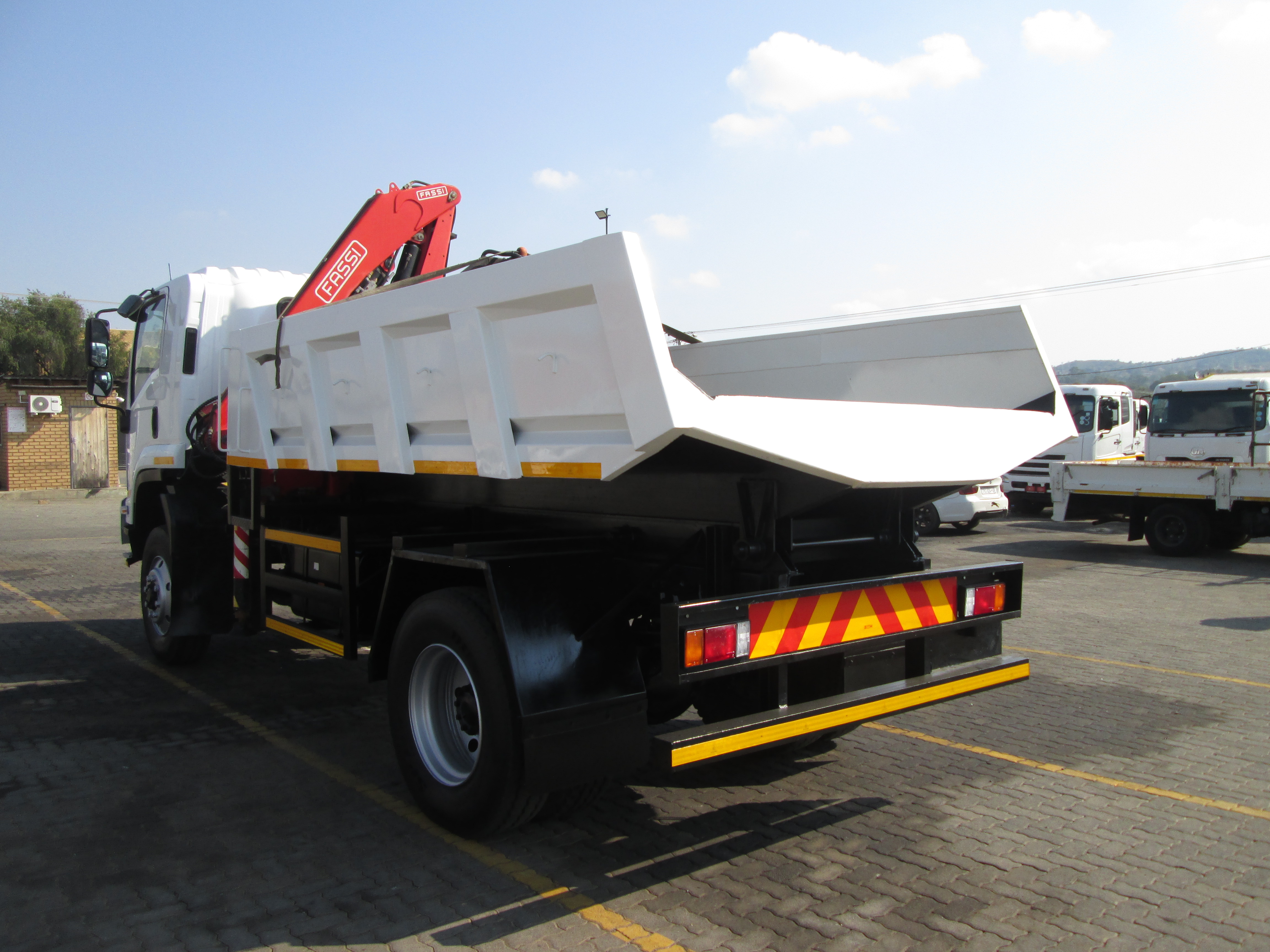 2014 ISUZU FTS750 4X4 5CUBE TIPPER DROPSIDE WITH FASSI F65 CRANE - 188628KM - Image 5