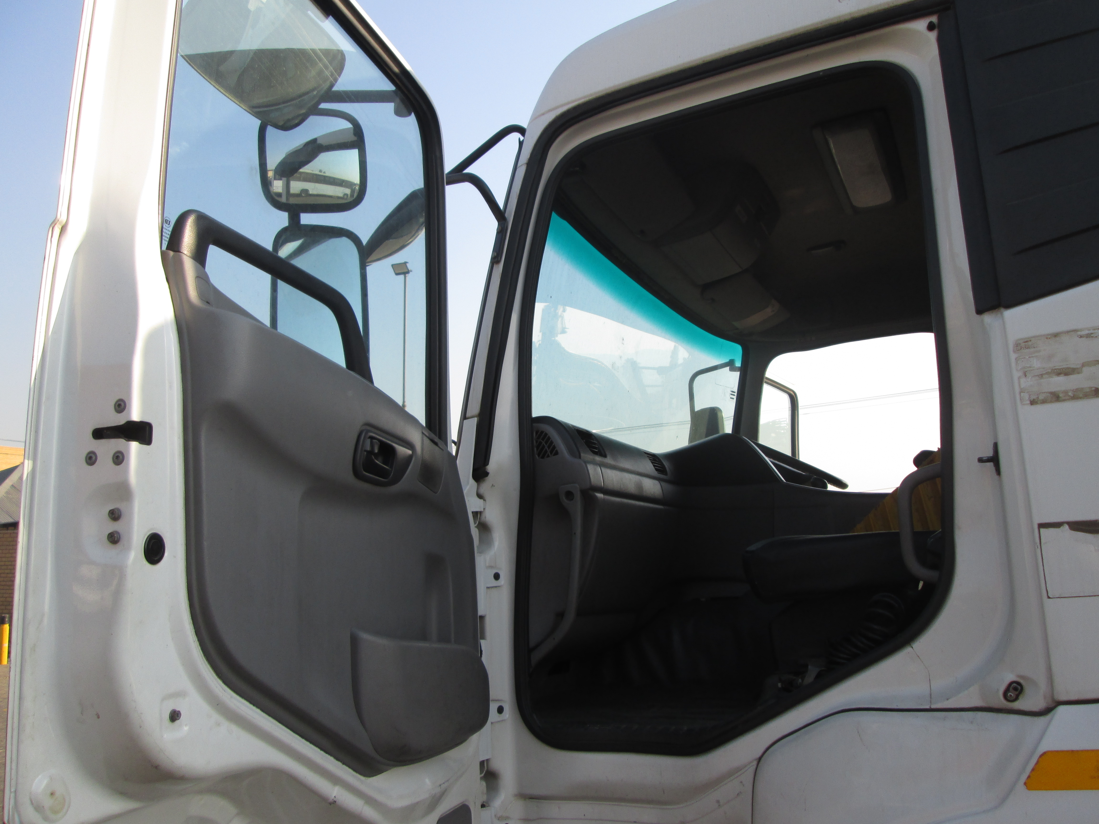 2018 UD QUON GW26-450 TRUCK TRACTOR 253087KM - Image 13