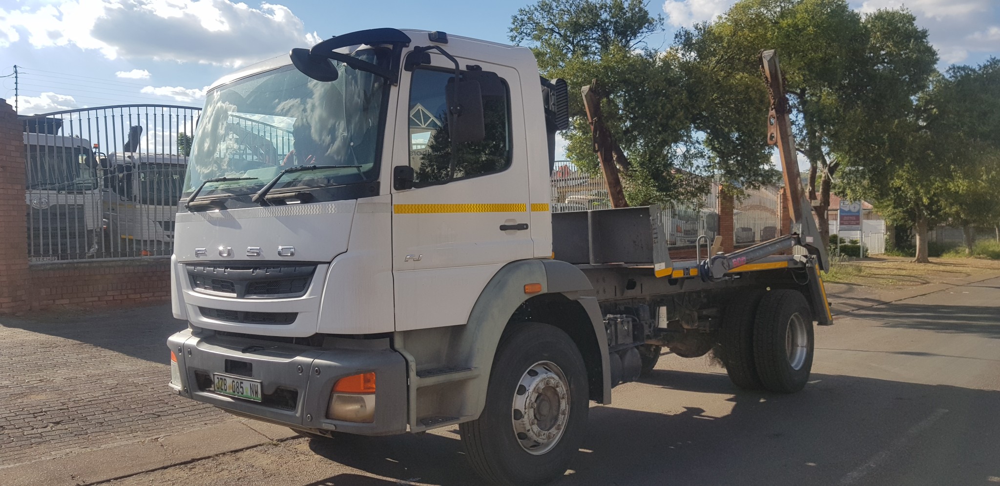 2018 FUSO FJ 16-230 8TON SKIPLOADER - Image 4