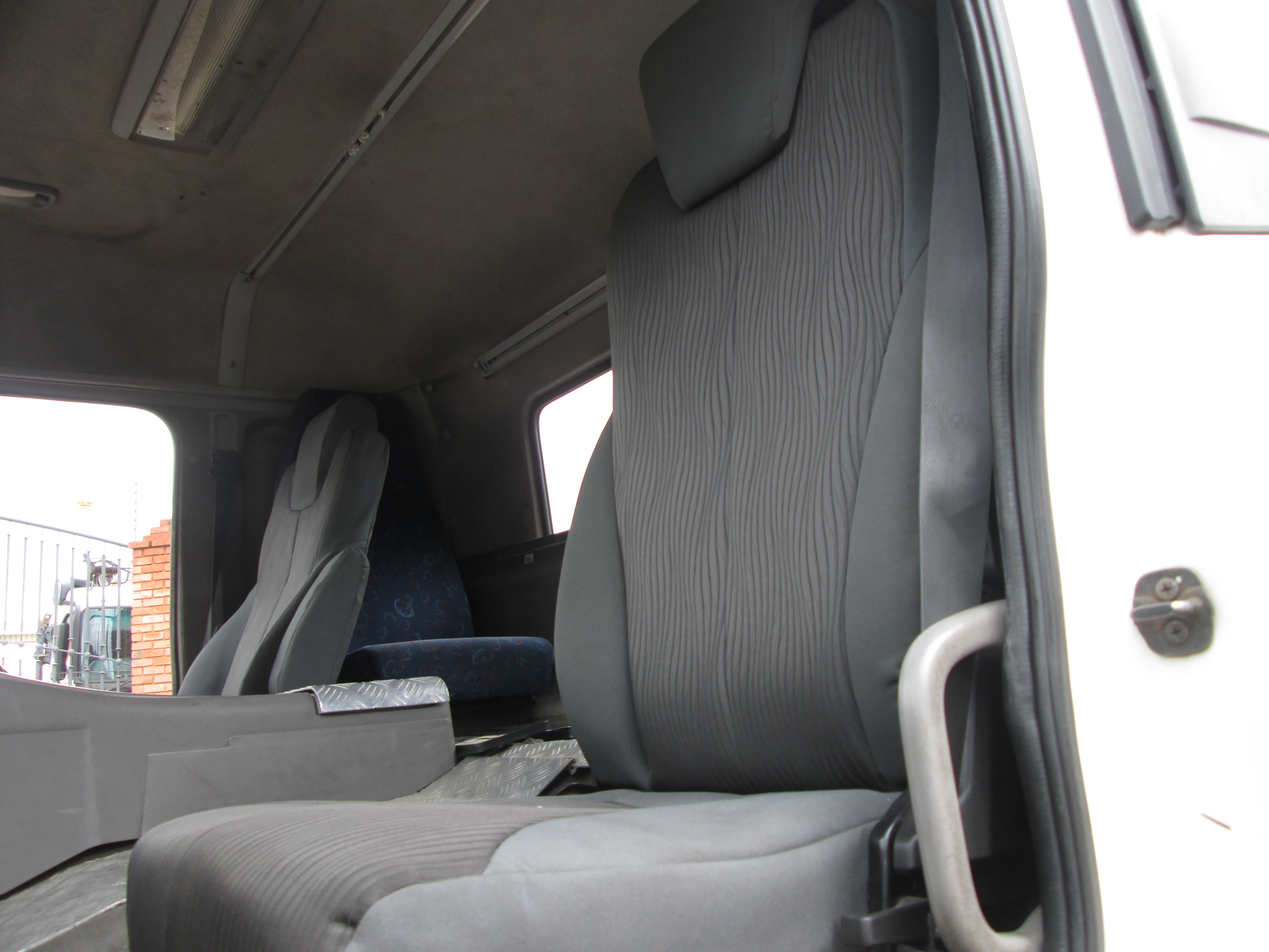 2015 UD QUON GW26-450 TRUCK TRACTOR 265967KM - Image 14