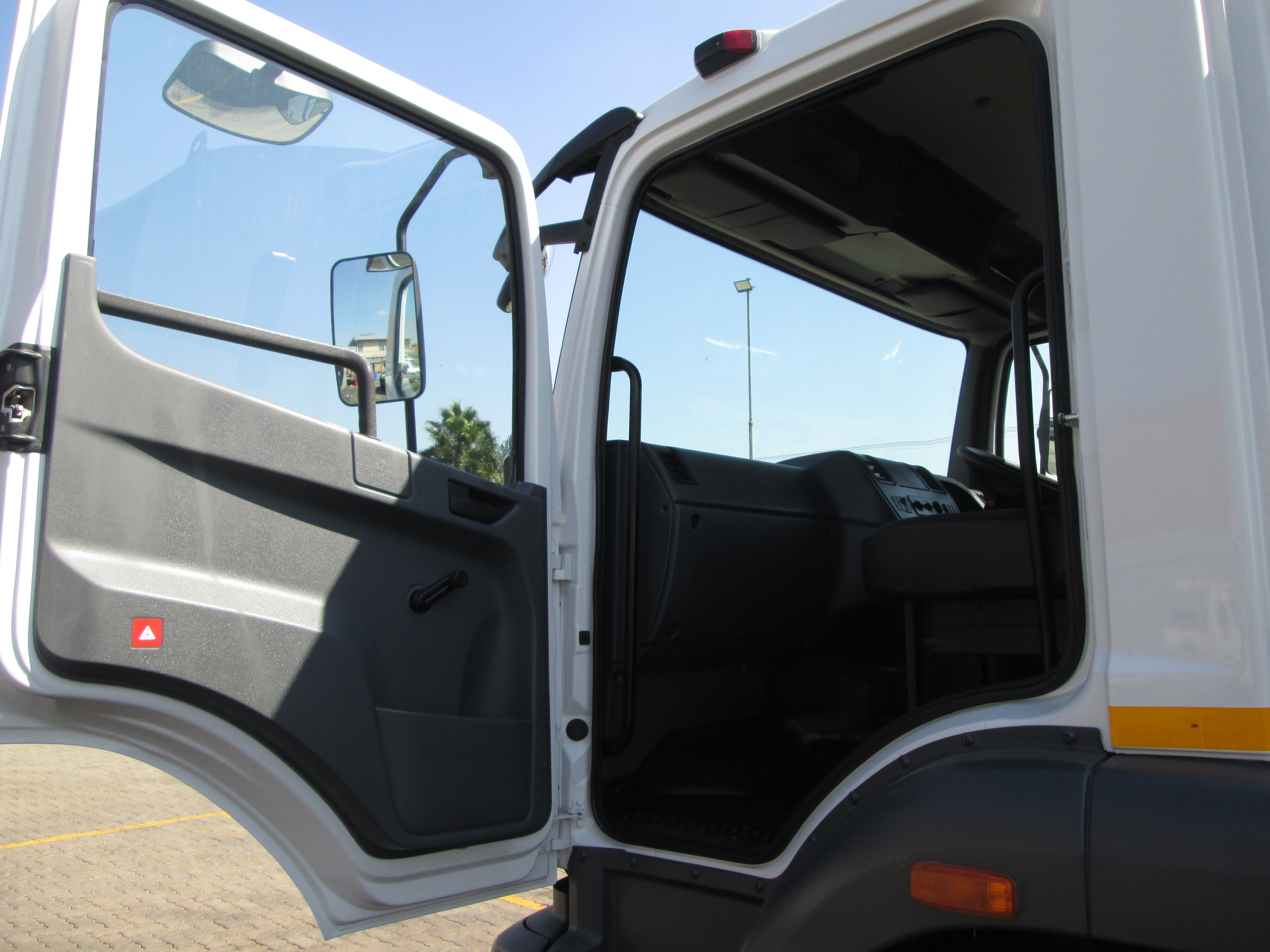 2018 FUSO FJ16-230 13CUBE COMPACTOR - Image 9