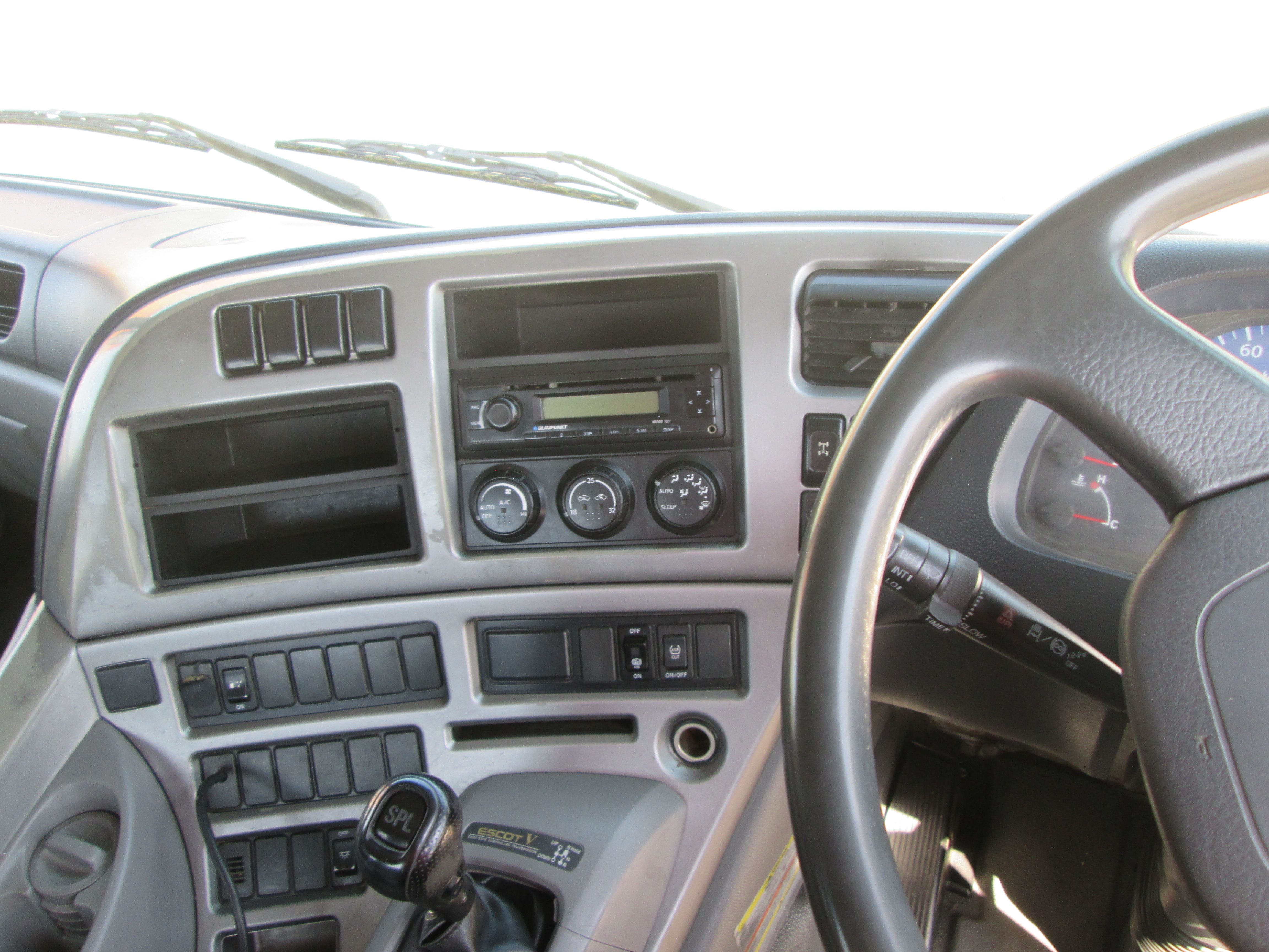 2015 UD QUON GW26-450 TRUCK TRACTOR 359828KM - Image 13
