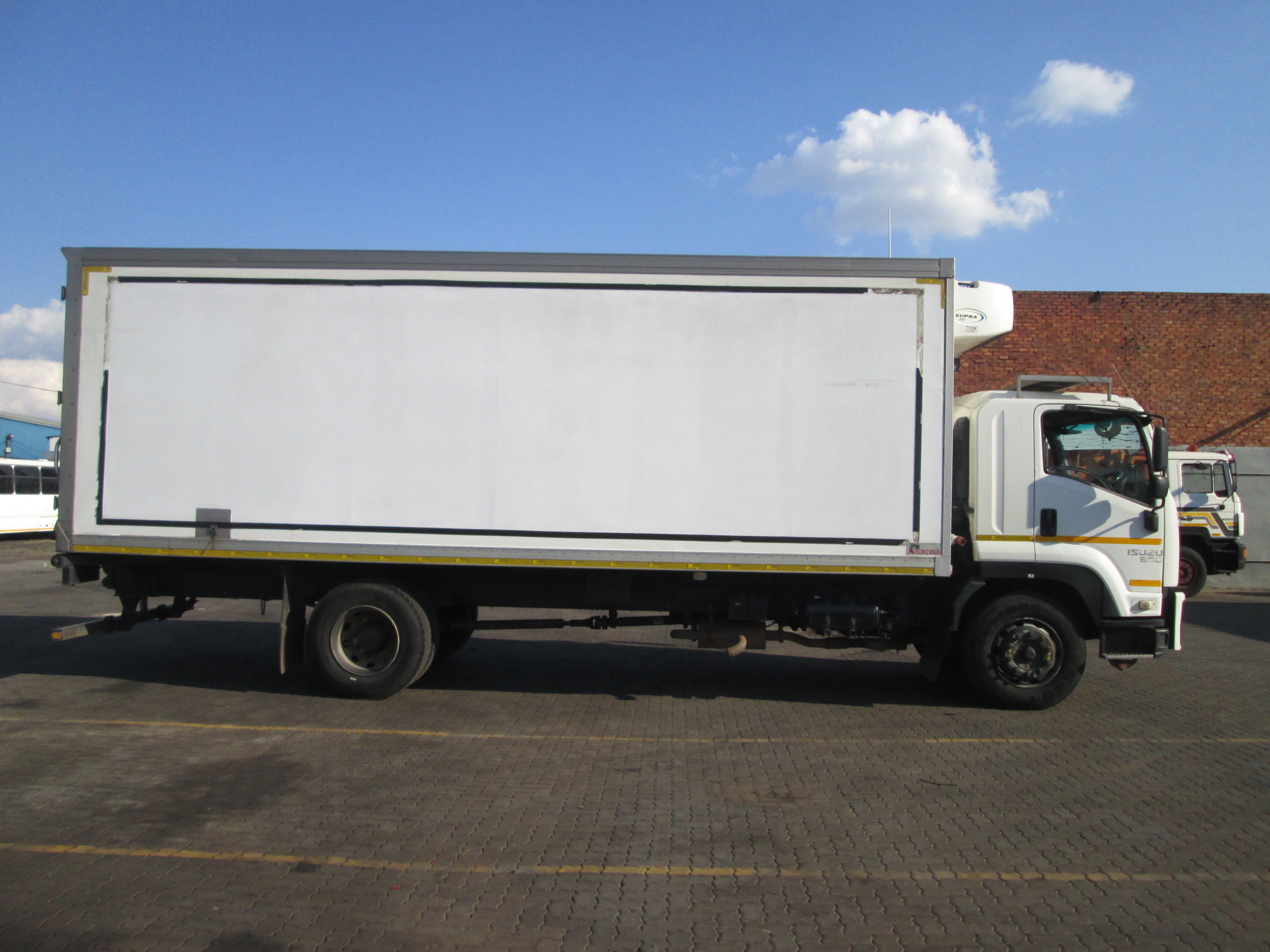 2018 ISUZU FTR850 AMT 8TON TRUCK WITH FRIDGE BODY CARRIER SUPRA 550 UNIT - 305632KM - Image 8