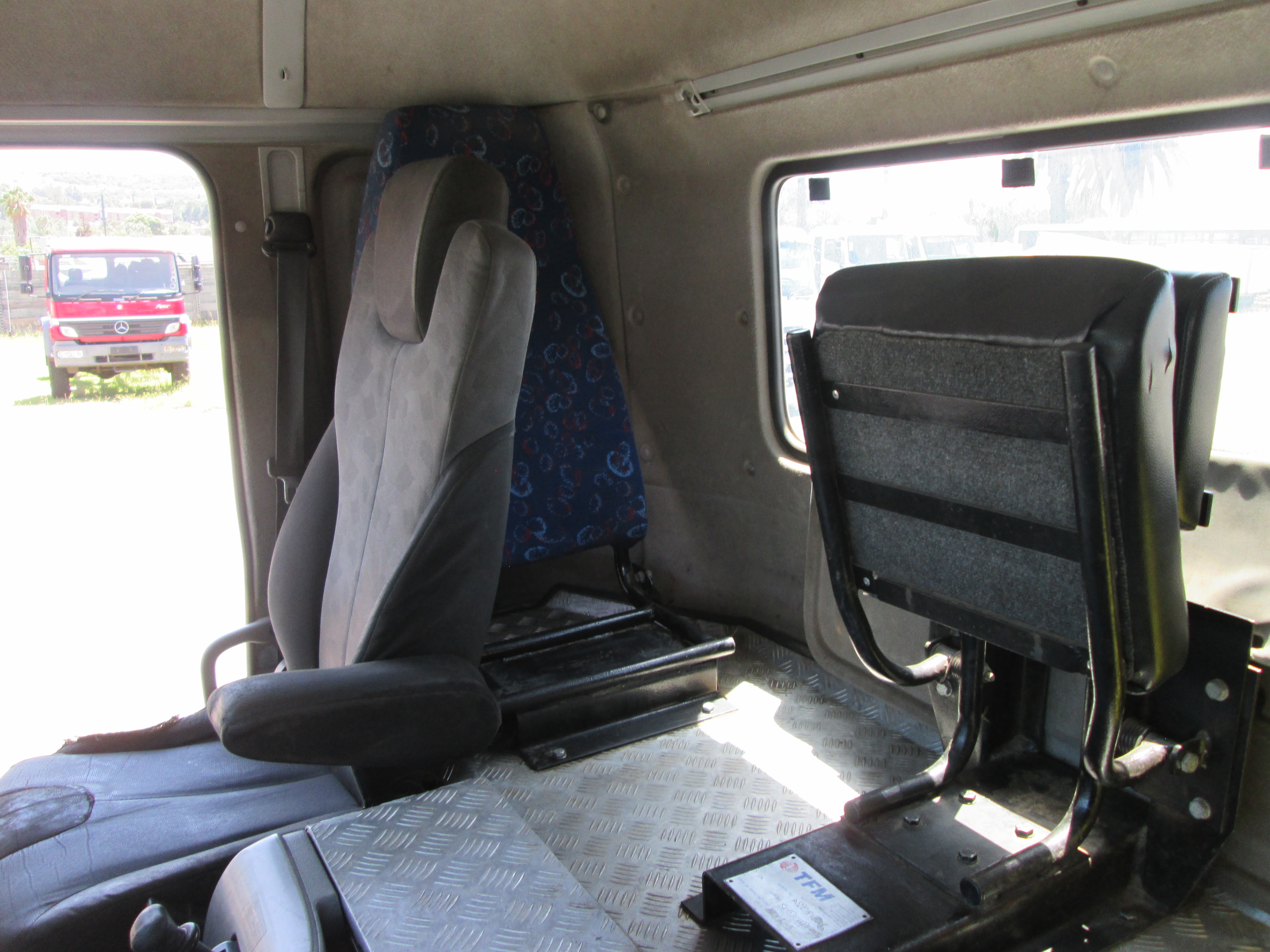 2015 UD QUON GW26-450 TRUCK TRACTOR 275737KM - Image 13
