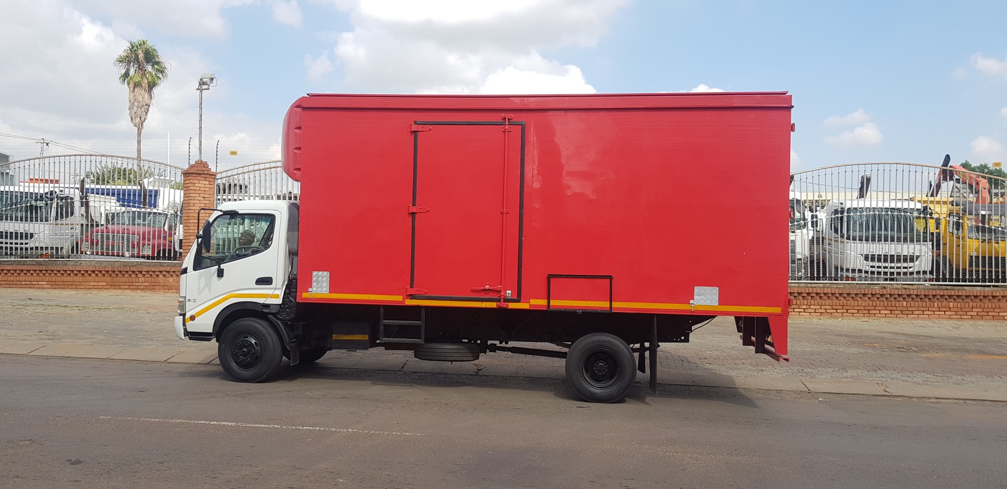 2011 HINO 915 4TON CLOSED BODY TRUCK  - Image 4