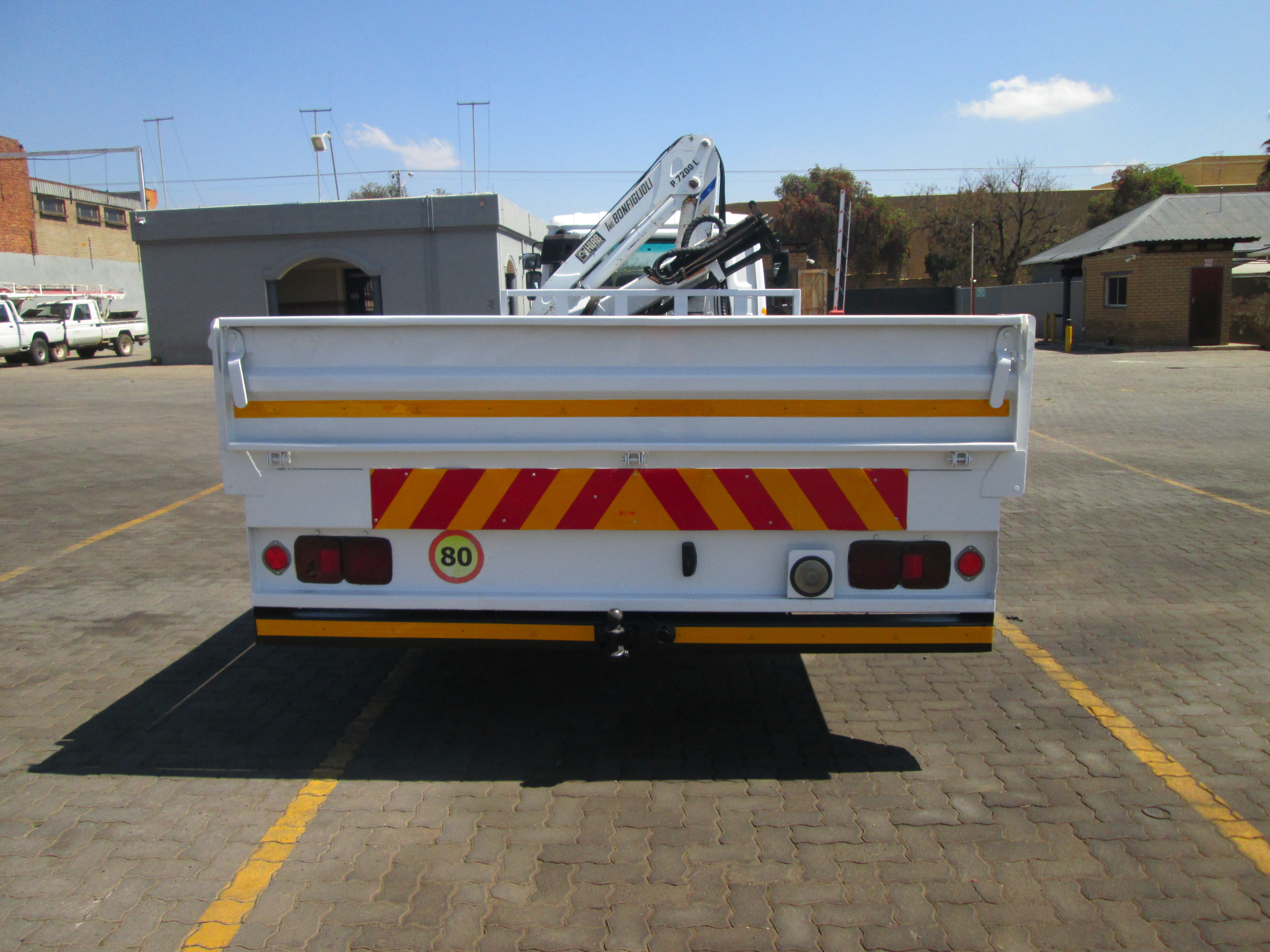 2004 UD60 6TON DROPSIDE WITH CAB MOUNT BONFIGLIOLI P,7200L 20039KM - Image 6