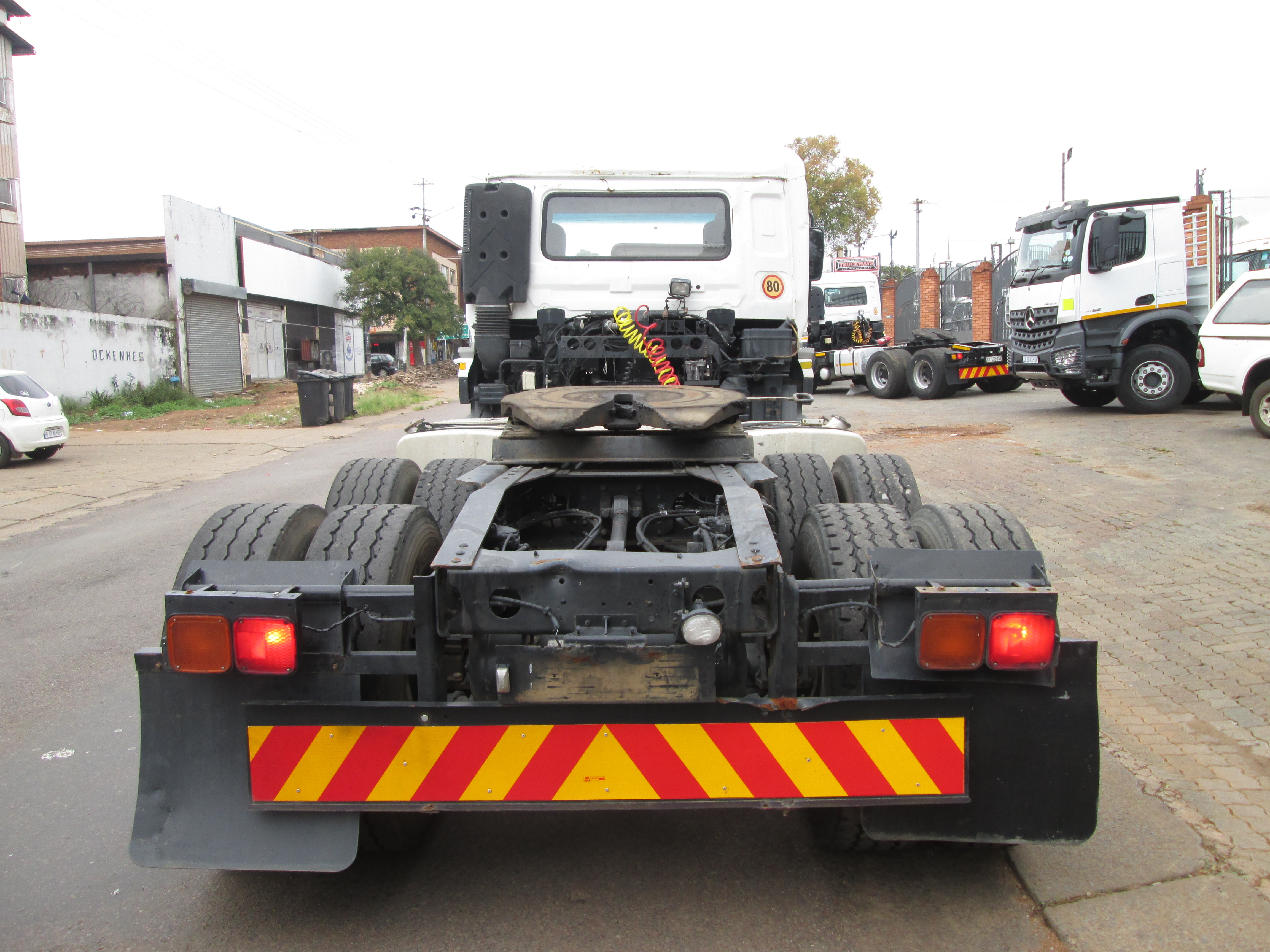 2015 UD QUON GW26-450 TRUCK TRACTOR 265967KM - Image 6