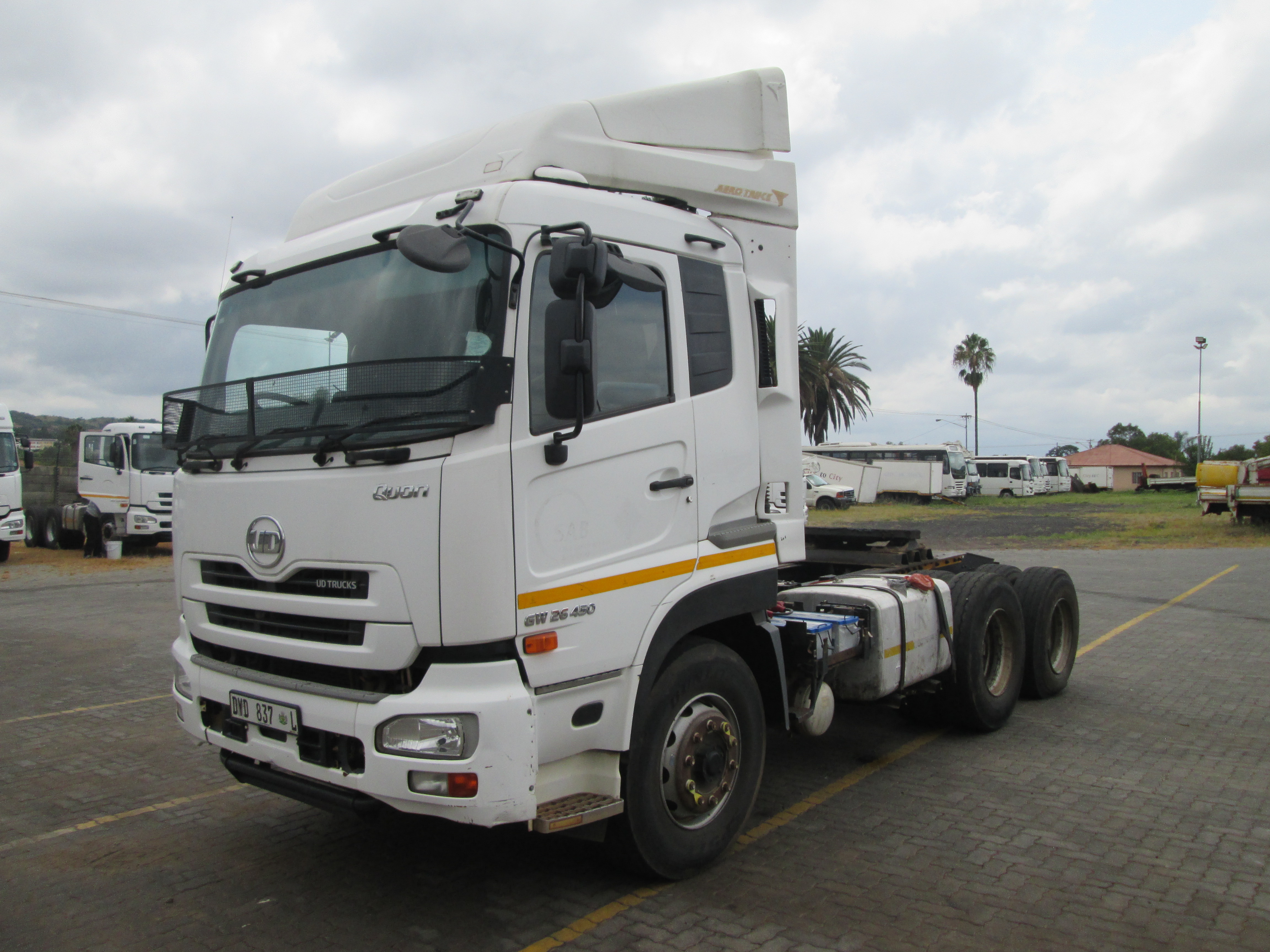 2018 UD QUON GW26-450 TRUCK TRACTOR 304005KM - Image 3