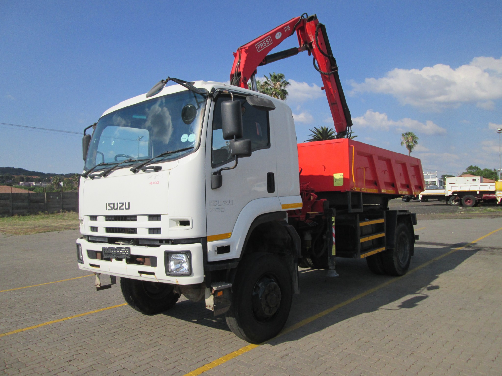 2014 ISUZU FTS 750 4X4 5M³ TIPPER WITH FASSI F95 CRANE & CRAB  - Image 3