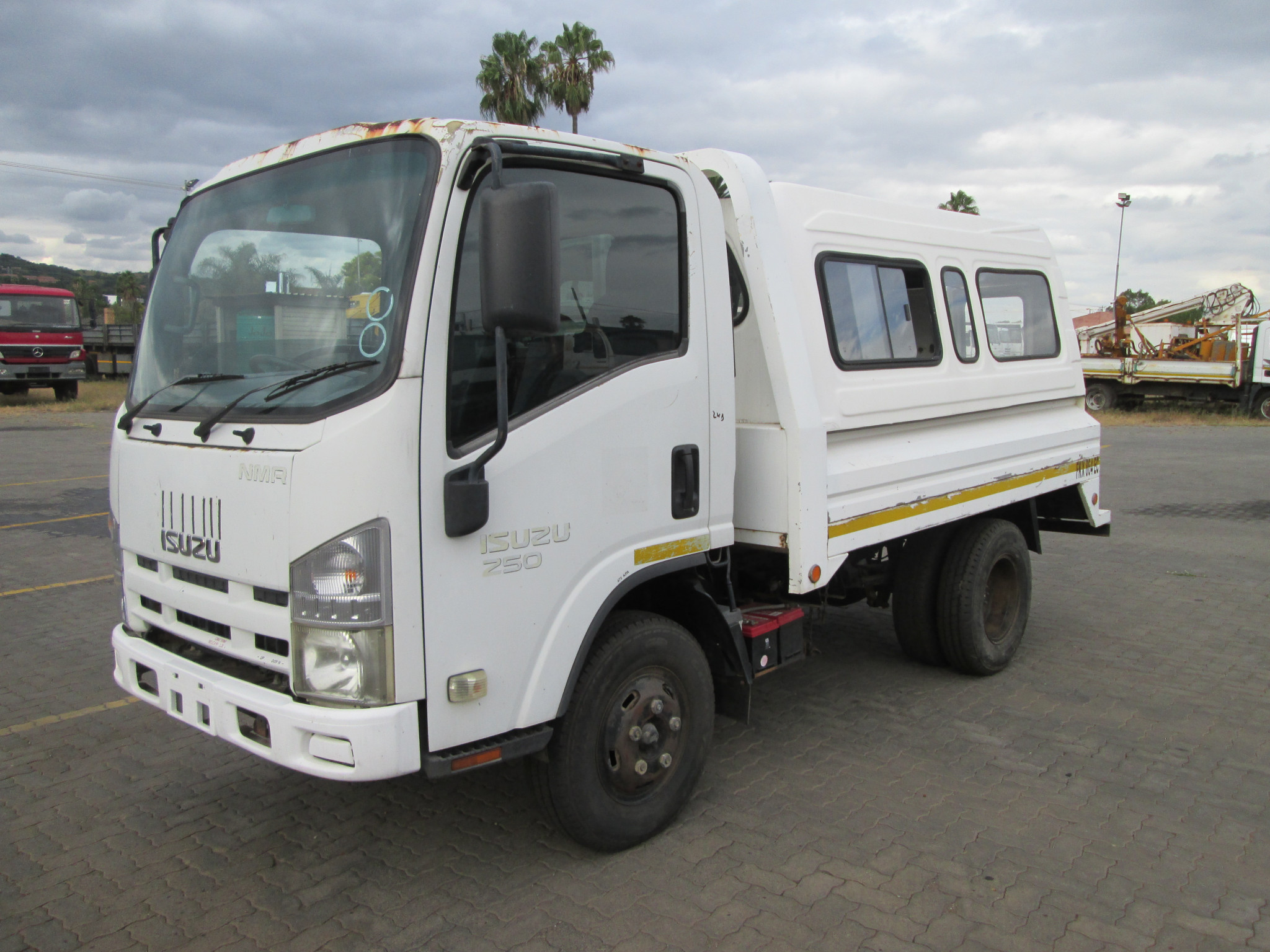 2010 ISUZU NMR250 WITH CANOPY  - Image 3