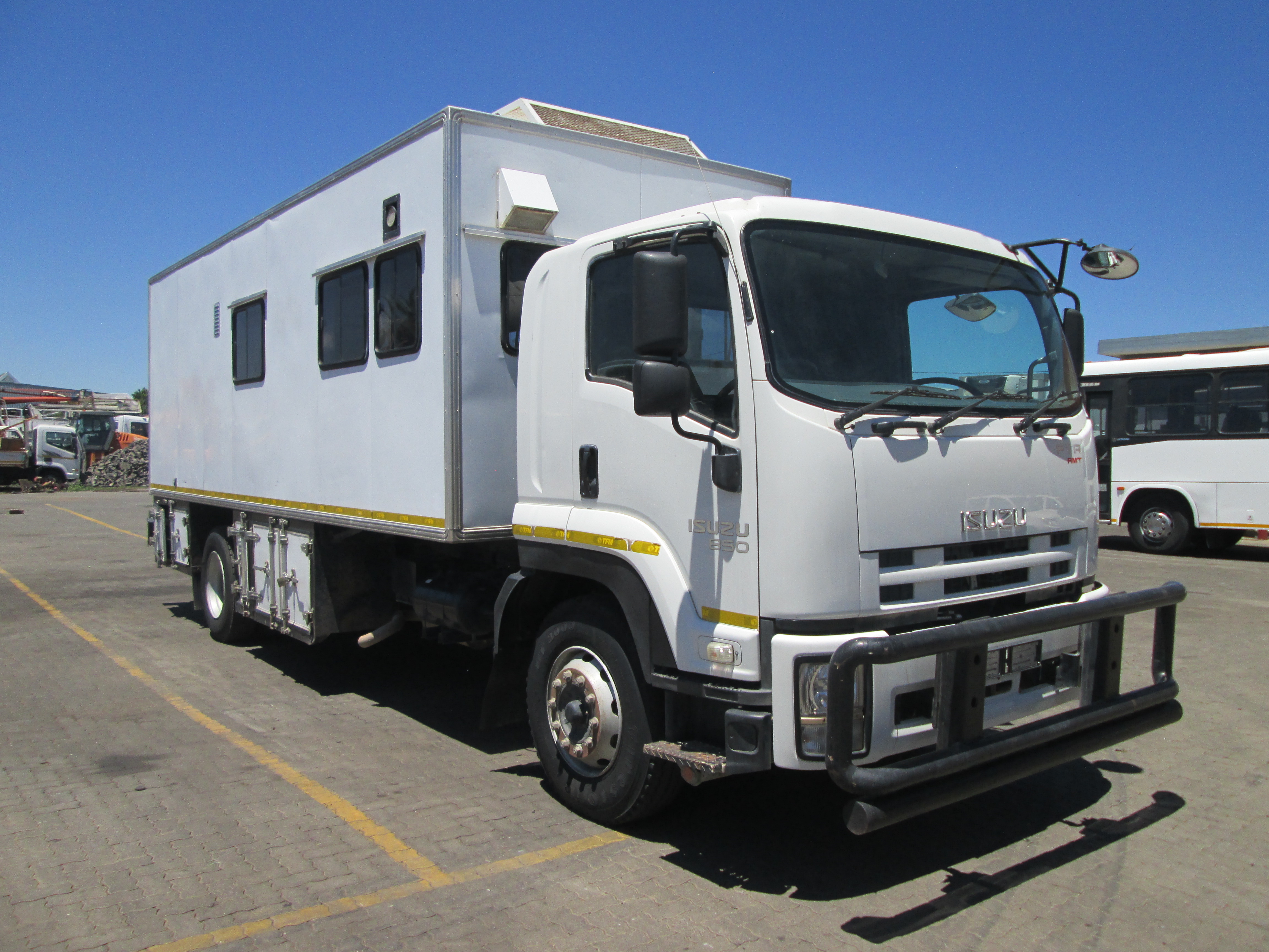 2021 ISUZU FTR850 A SEATER PASSENGER POD FEATURING AN INTEGRATED REAR WORKSTATION, DEDICATED CLIMATE CONTROL, AND EXTERNAL TOOLBOX DRAWERS - 167914KM