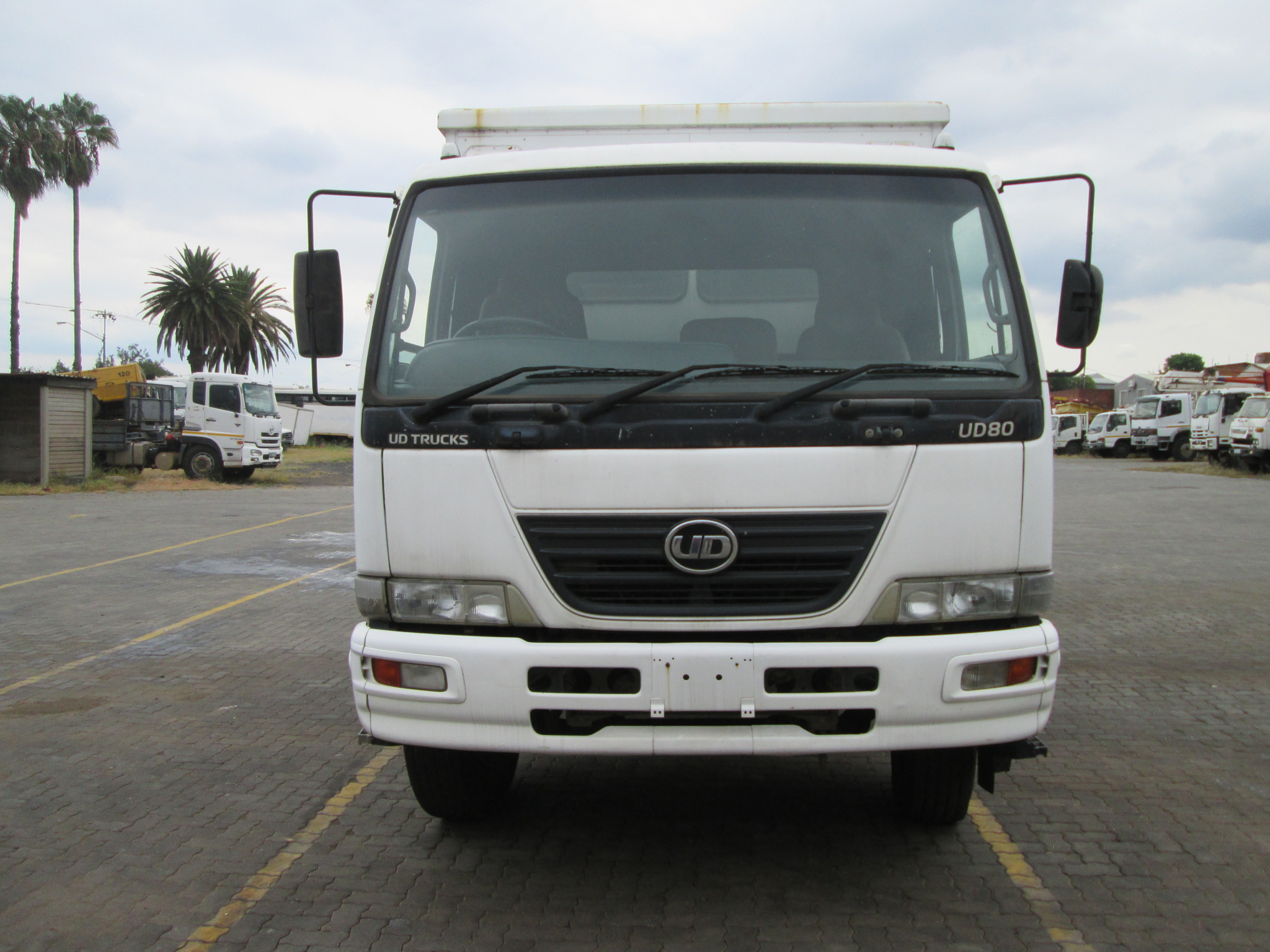 2011 UD TRUCK UD80 8TON DROPSIDE WITH FASSI F65 CRANE & CREWCAB - Image 2