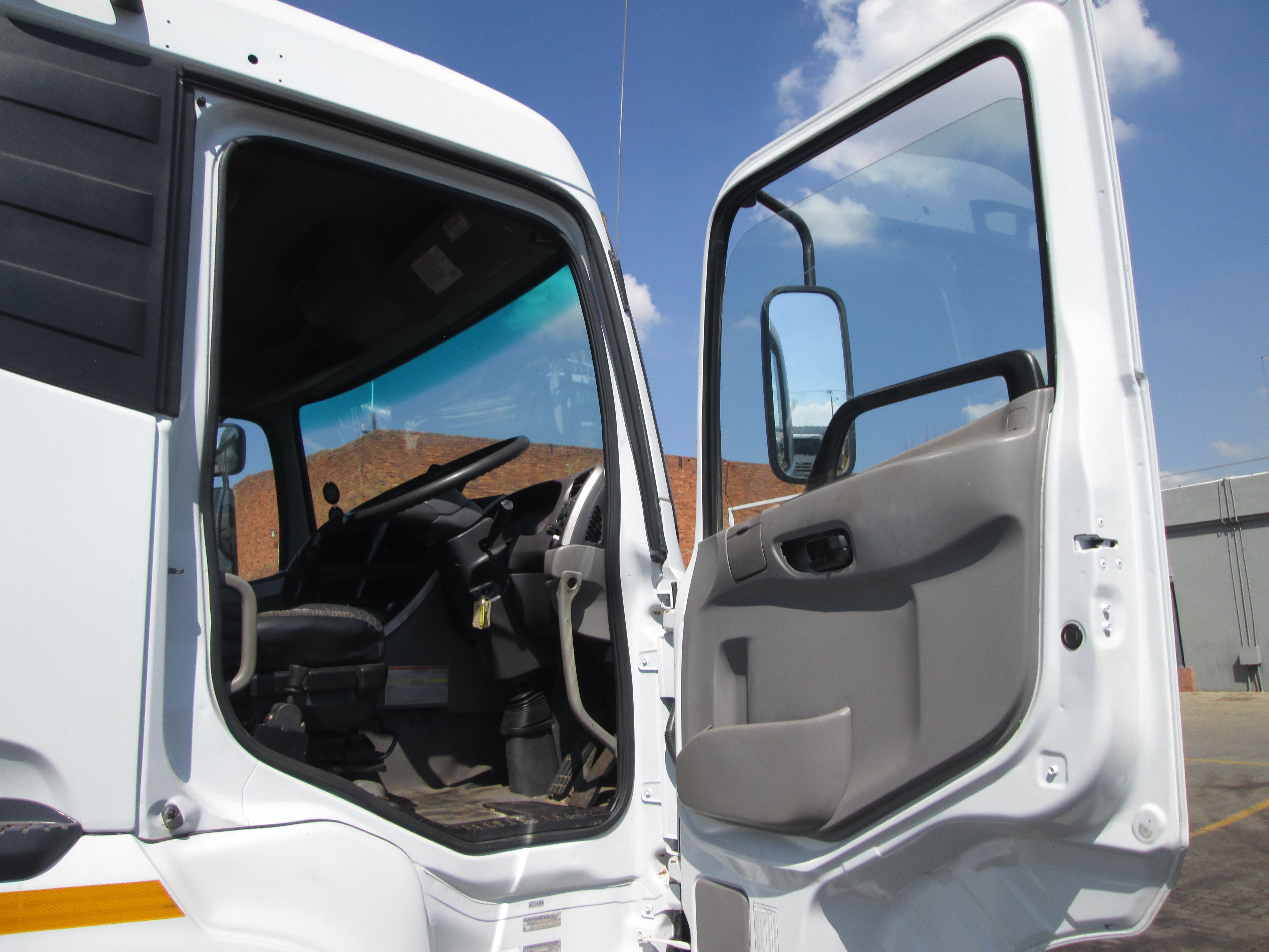 2015 UD QUON GW26-450 10CUBE TIPPER - Image 9