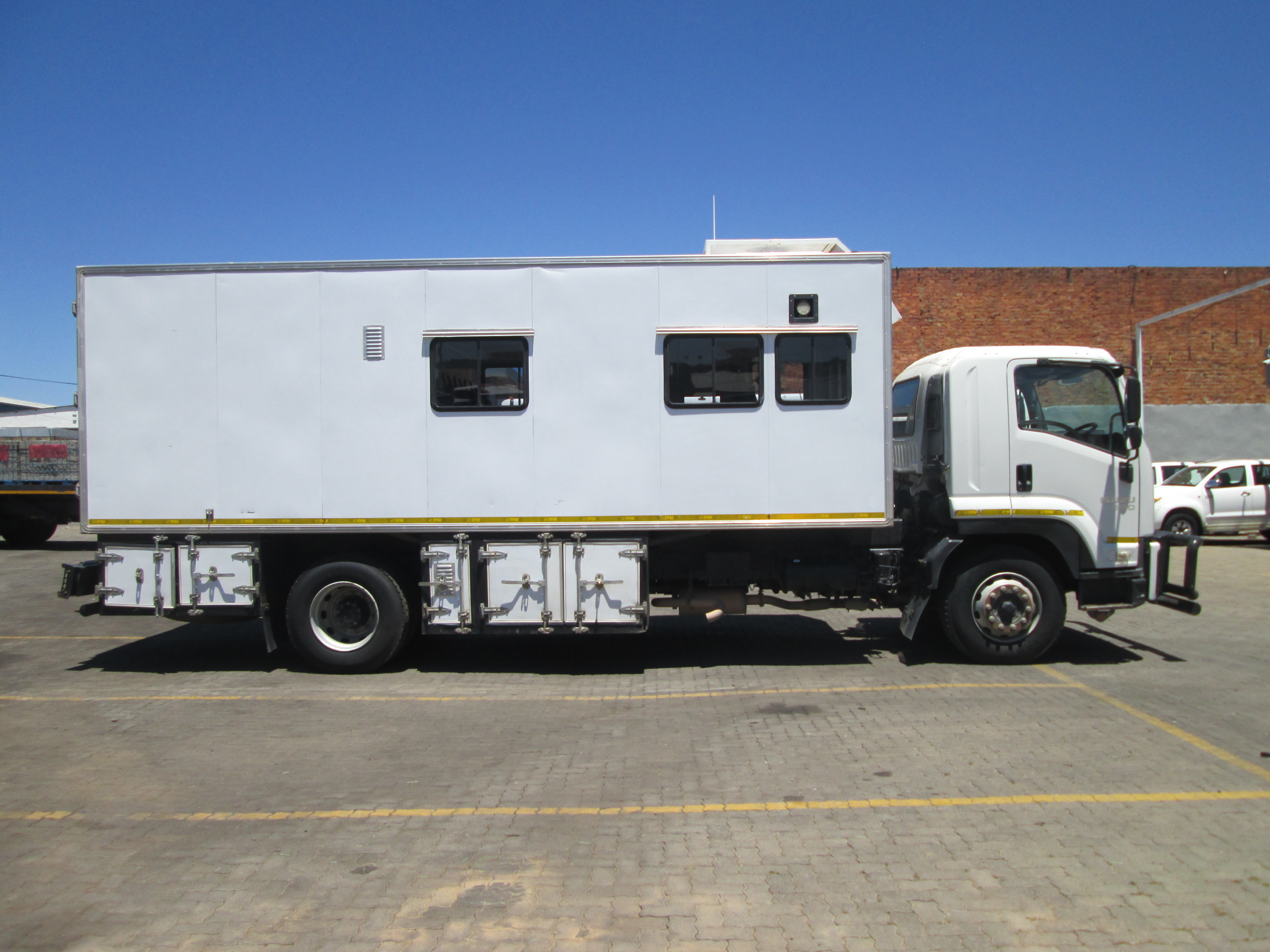 2021 ISUZU FTR850 A SEATER PASSENGER POD FEATURING AN INTEGRATED REAR WORKSTATION, DEDICATED CLIMATE CONTROL, AND EXTERNAL TOOLBOX DRAWERS - 167914KM - Image 21