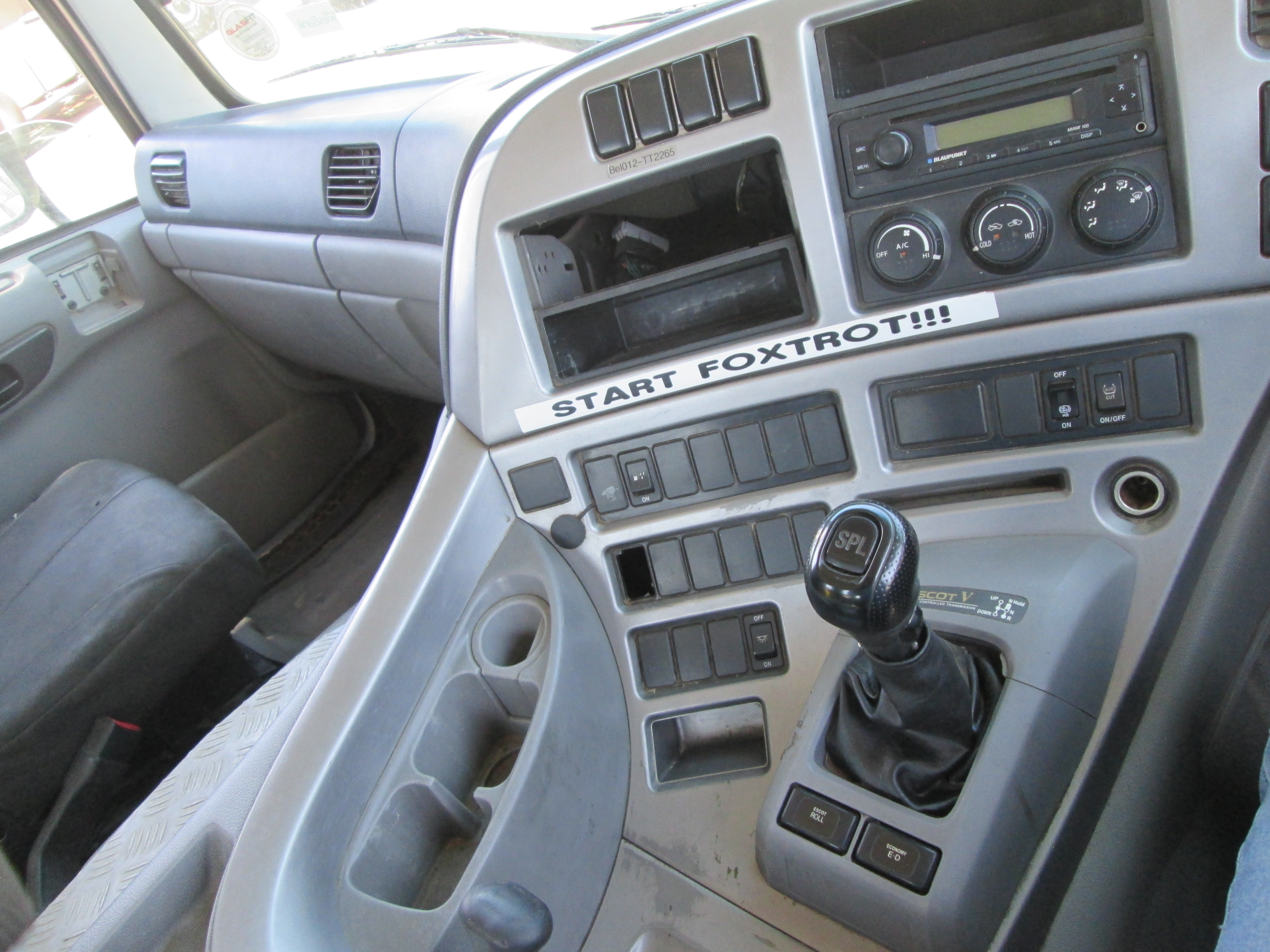 2015 UD QUON GW26-450 TRUCK TRACTOR 275737KM - Image 16