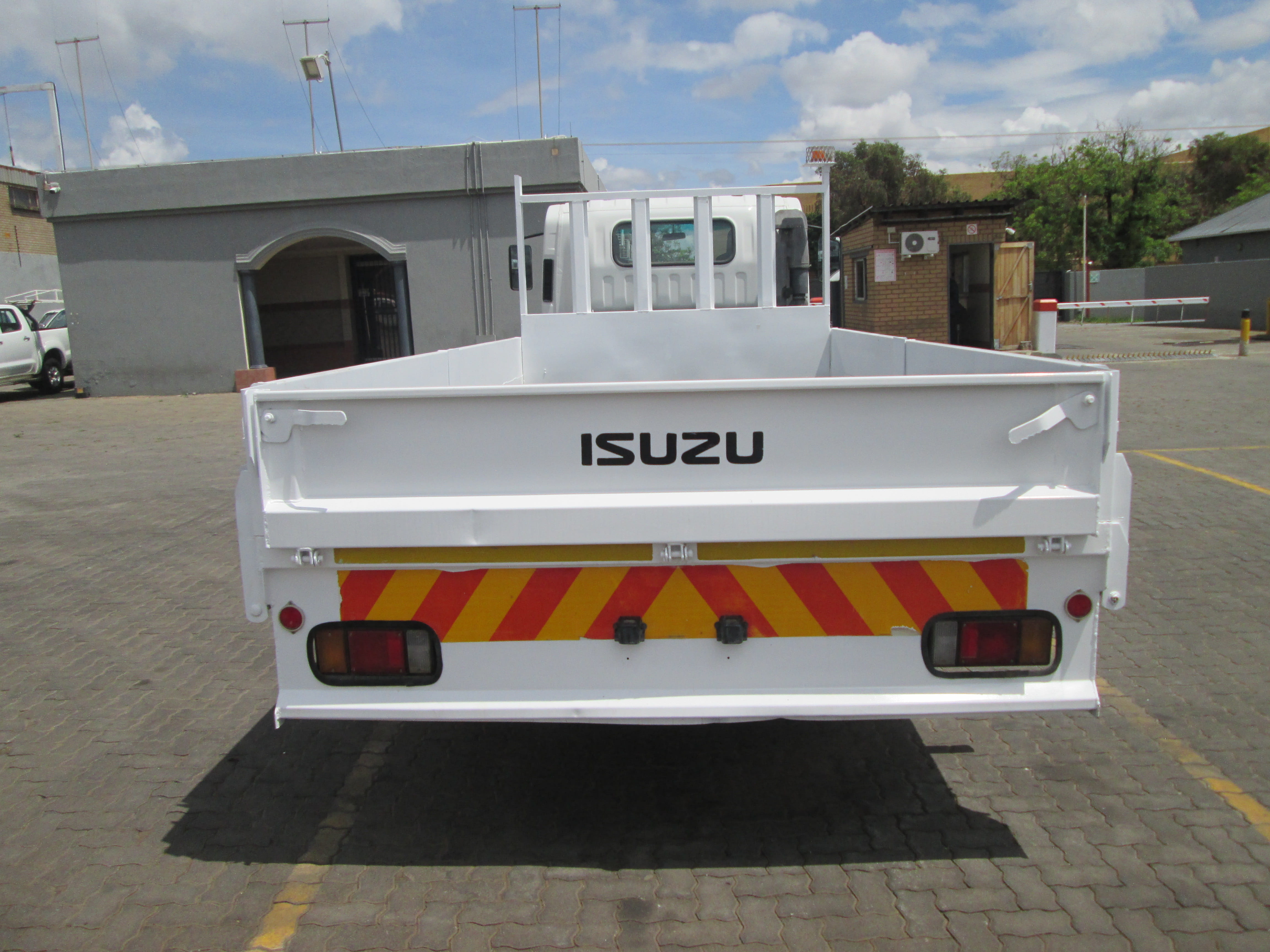 2012 ISUZU NPR400 4TON DROPSIDE BODY TRUCK 98064KM - Image 6