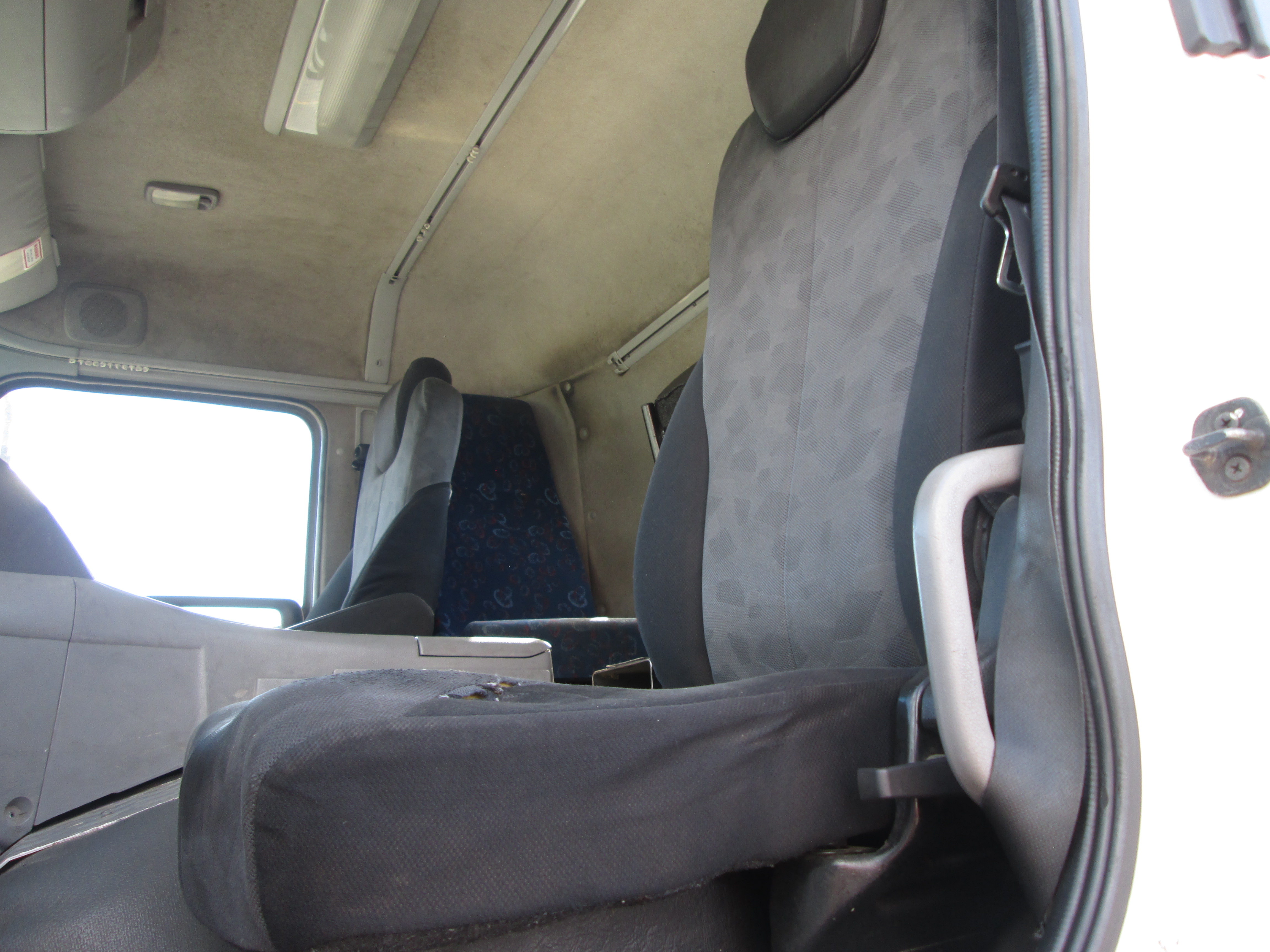 2015 UD QUON GW26-450 TRUCK TRACTOR 294538KM - Image 13