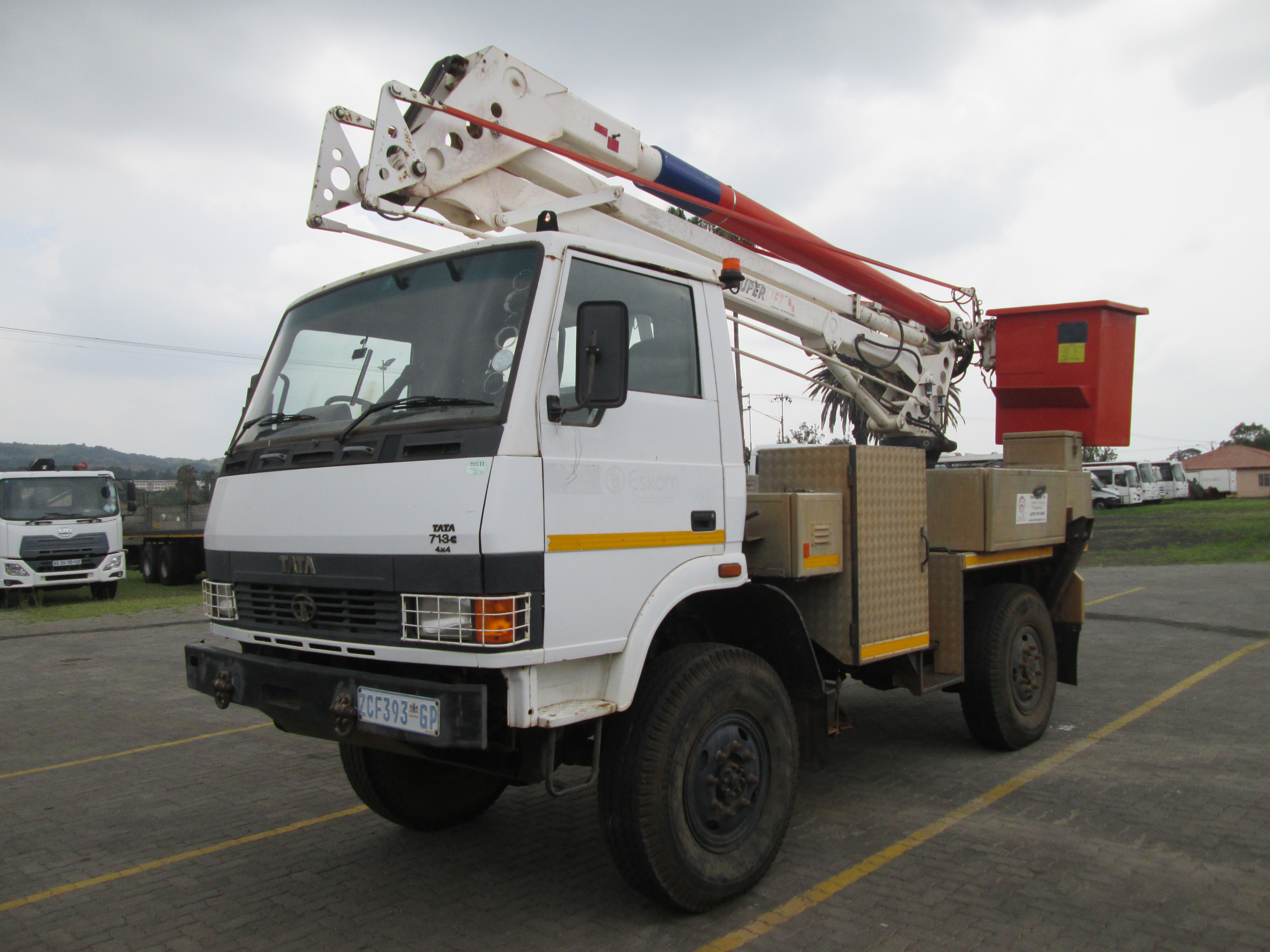 2010 TATA 713C 13M REACH LIVELINE CHERRY PICKER - Image 3
