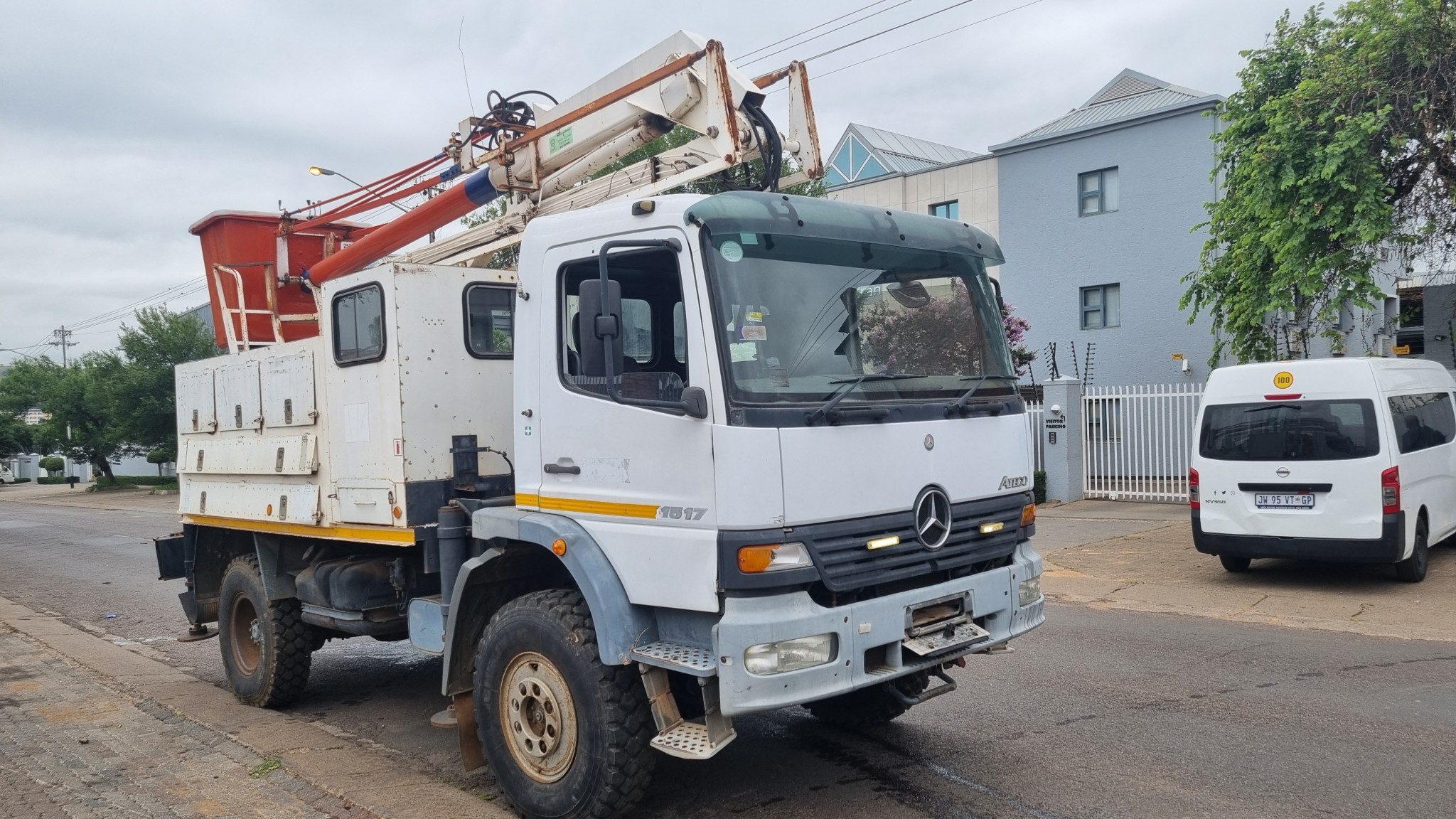 2002 MERCEDES BENZ1517 4x4 12M REACH LIVE LINE TRUCK