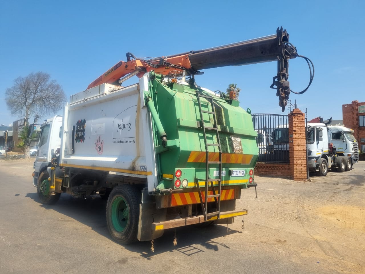 2007 MERCEDES BENZ 1517 COMPACTOR UNIT WITH PK15500 CRANE - Image 6